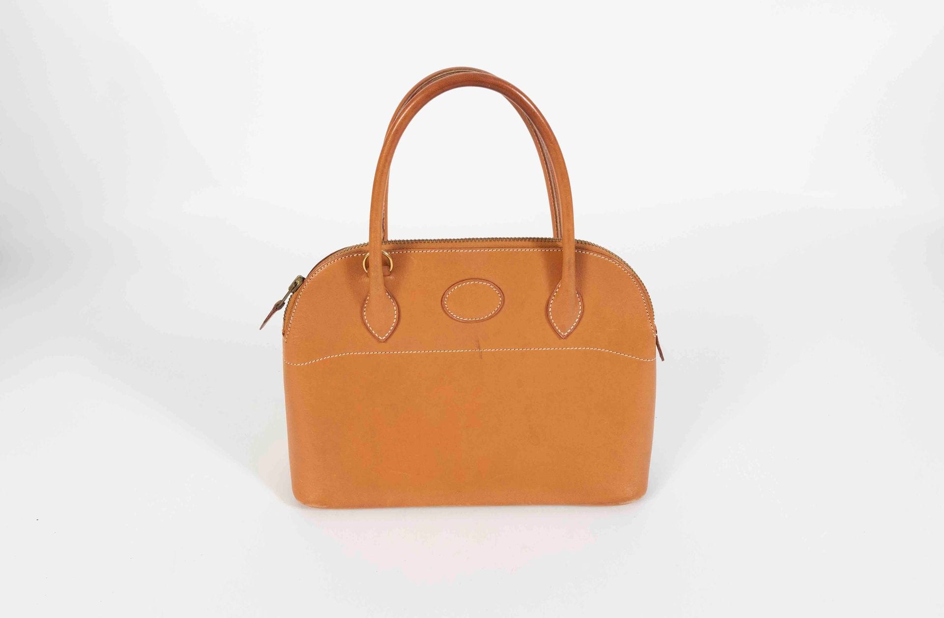HERMES Paris Made in France. Circa 1991Small
gold leather Bolide bag, gold metal trim27
x 20 x 10 cm
(some wear on the corners, some traces, missing the shoulder strap, traces of pen inside)


