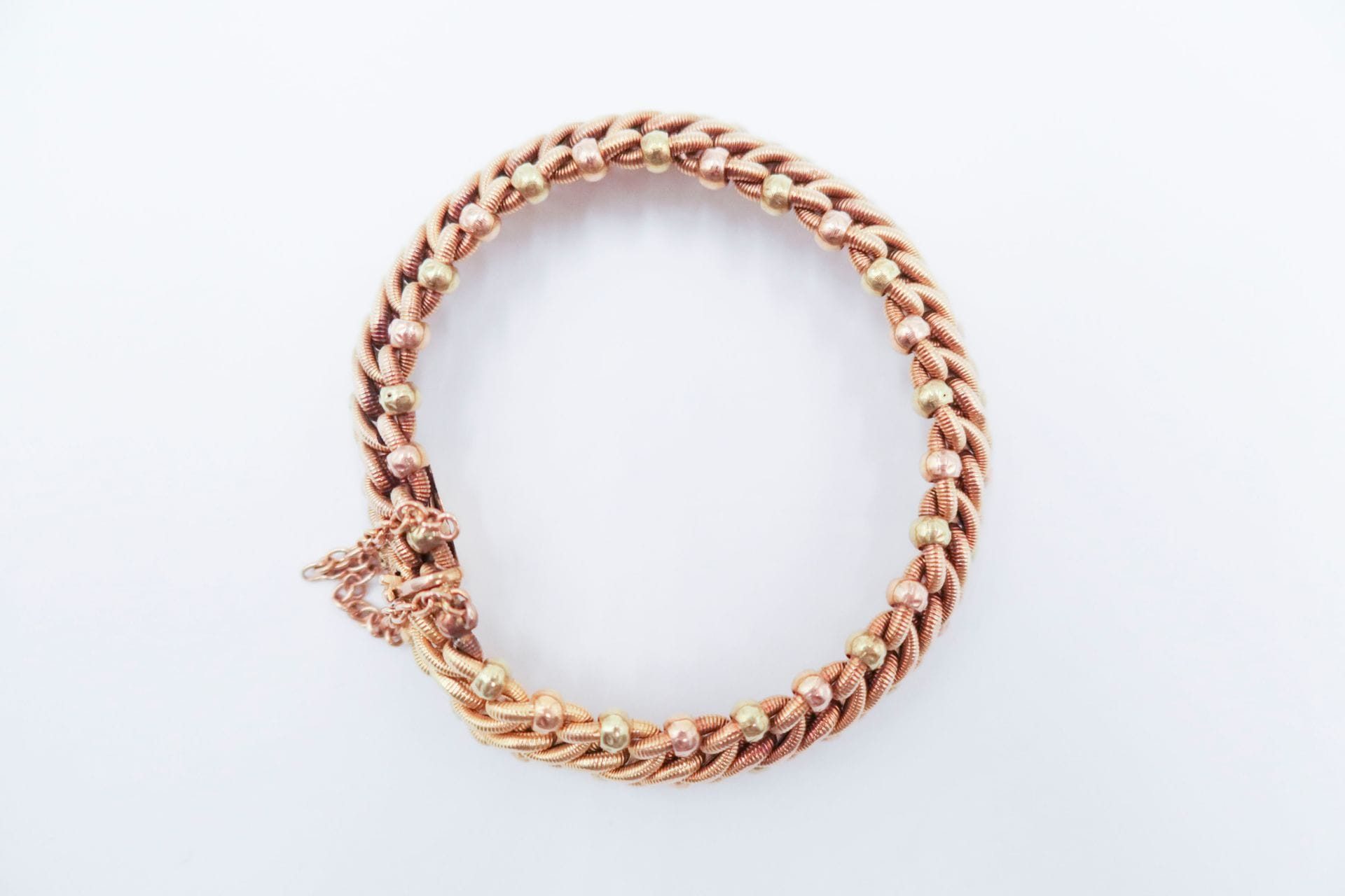 Gold bracelet 18K (750) hollow, with tangled links. Length: 17 cm approximately. Weight : 26,1 g (dents)