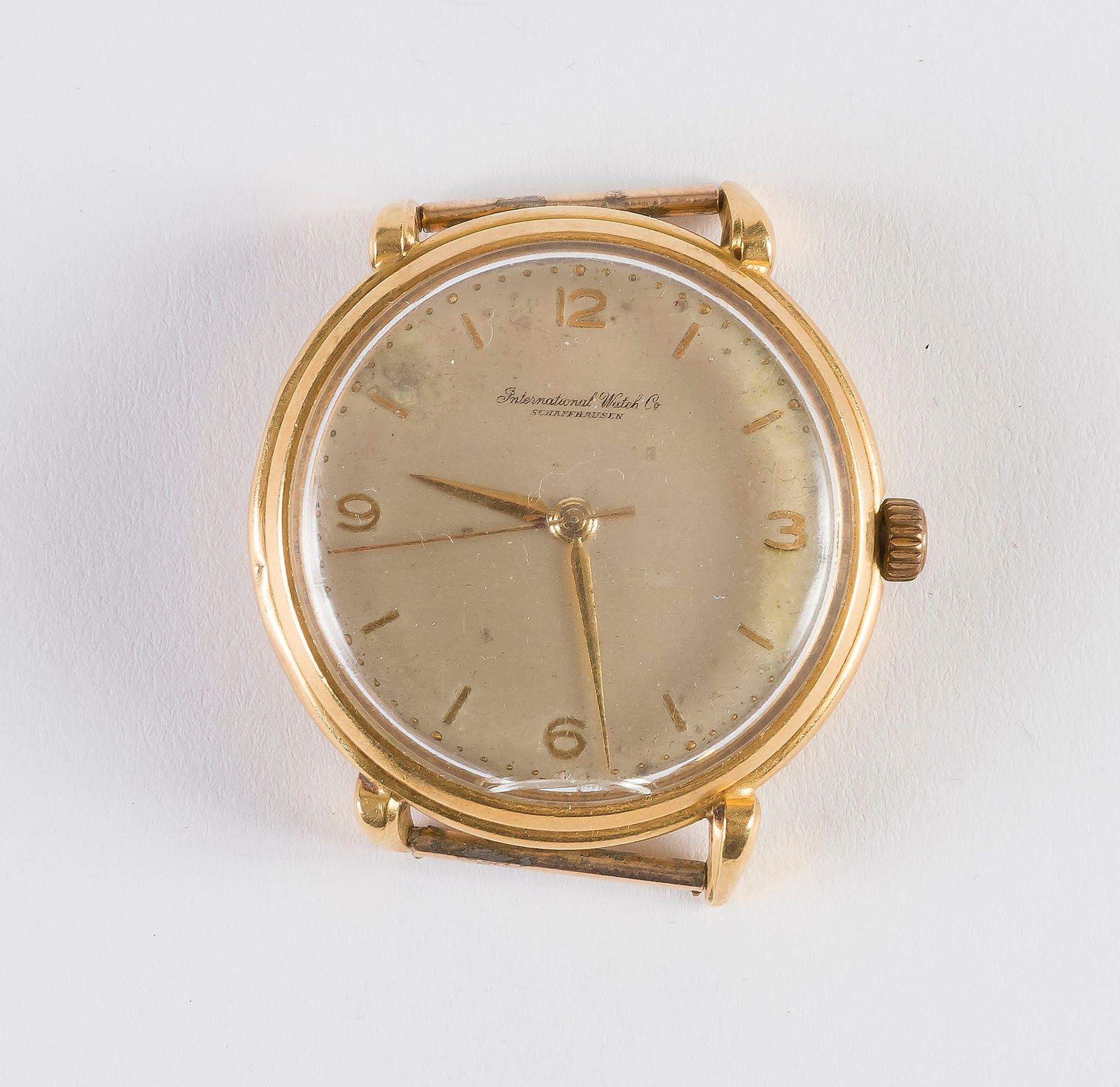 IWC. YEARS 60Watch
in 18K (750) yellow gold. Round case. Silvered dial with leaf hands and central seconds. 
Mechanical movement, decoration false odds. 
Dial, case and movement signed. 
Numbered 1299084.
diameter: 36
mmGross
weight
: 34.1 g
(dents, striped plexi glass)






