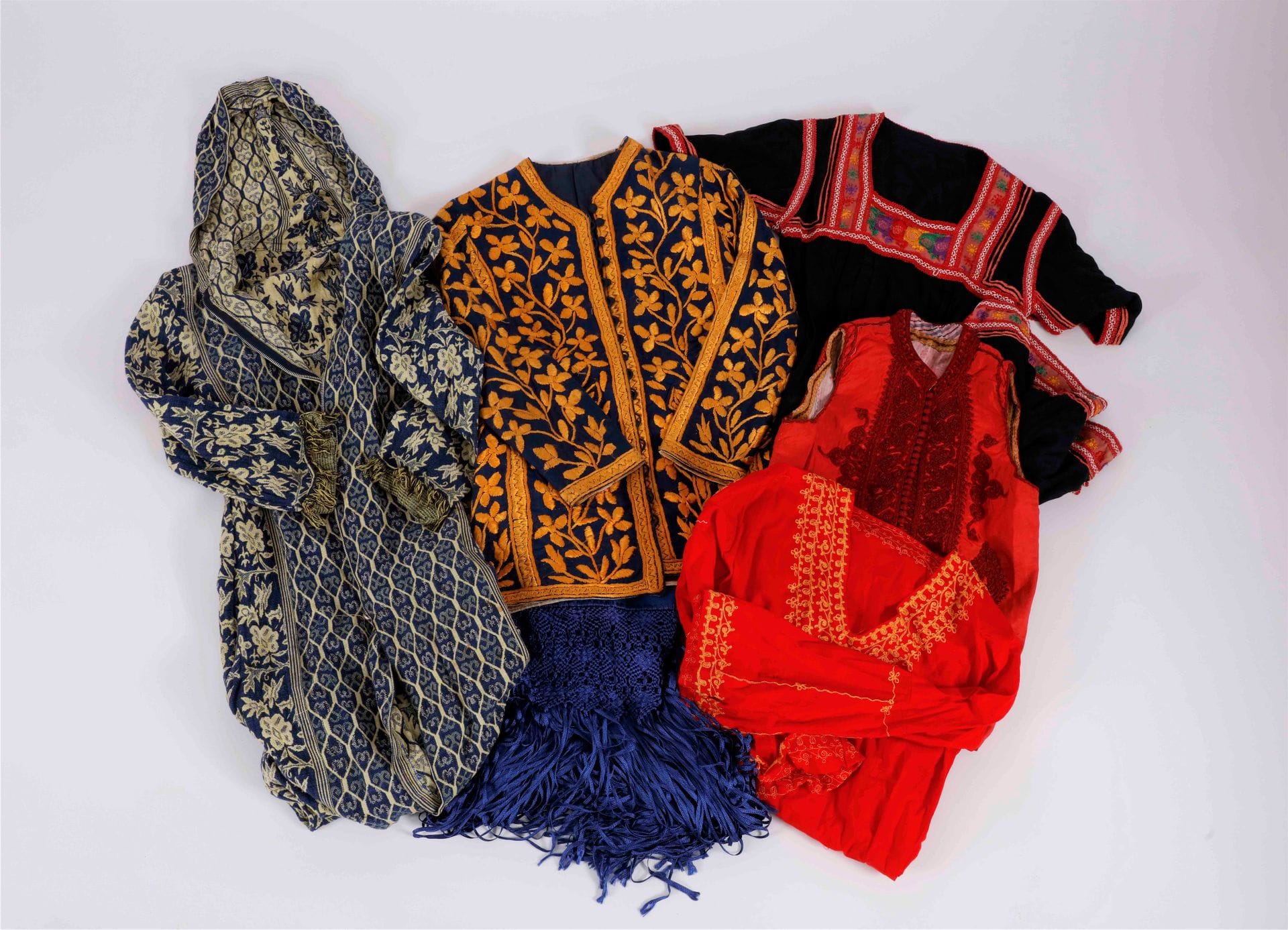 
Important lot de vêtements à caractère régional ou souvenirs de voyage, Europe de l’Est, Asie, Afrique du Nord, burnous, gilets, robes, châles (en l’état)… on y joint un lot de six jupons brodés (en l’état)
