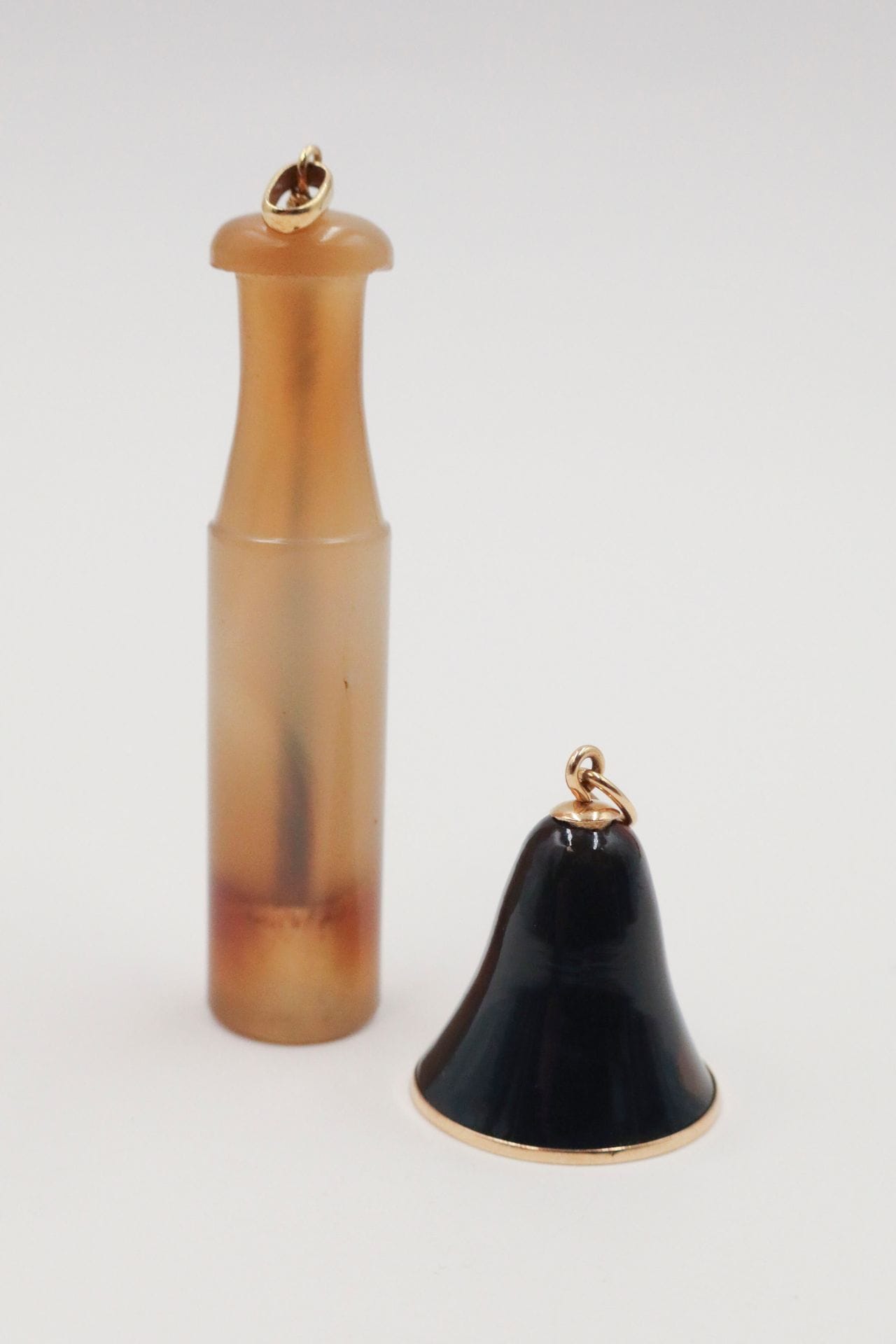 Lot de deux breloques en pierres dures montées métal. Hauteur : 4,5 et 9 cm environ