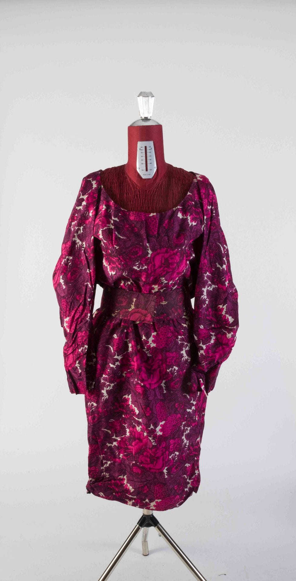 Christian DIOR Boutique, n°81600
Ensemble robe et boléro en soie crème imprimée de fleurs prune et roses, boléro à nouer sur le devant, avec sa ceinture (jaunissements ou salissures au niveau de la taille, rigidité et salissures à la ceinture), T.36 environ