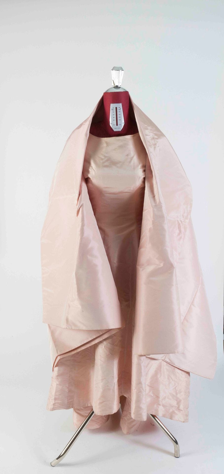 BALENCIAGA, 10 avenue George V Paris, 
Haute couture, circa 1955-60
Robe du soir en taffetas de soie rose poudré, pouf à l’arrière, bolduc numéroté, avec sa grande étole assortie
(taches, traces d’humidité et quelques petits accidents)