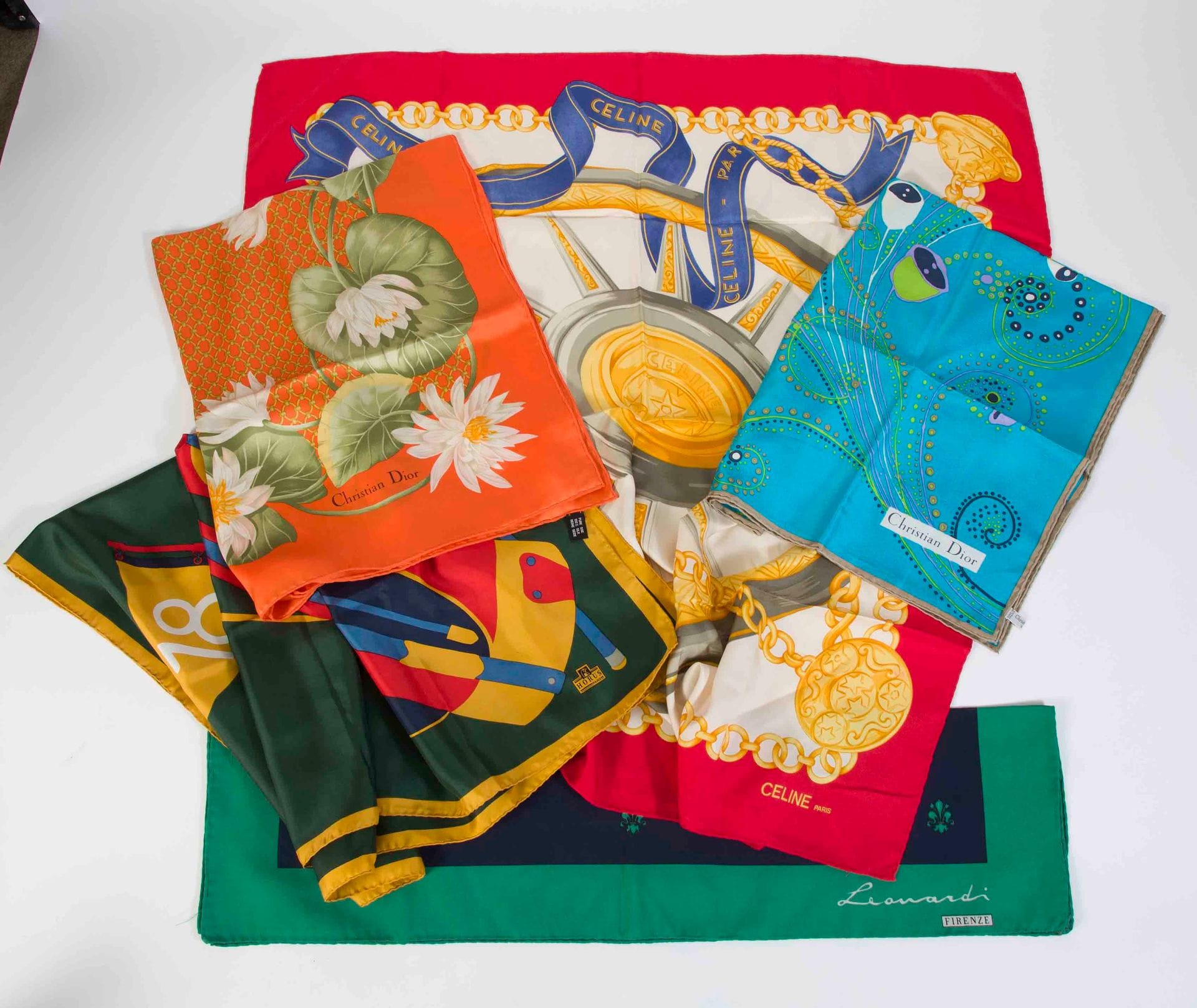 Lot de 5 foulards en soie dont un CELINE et deux Christian DIOR