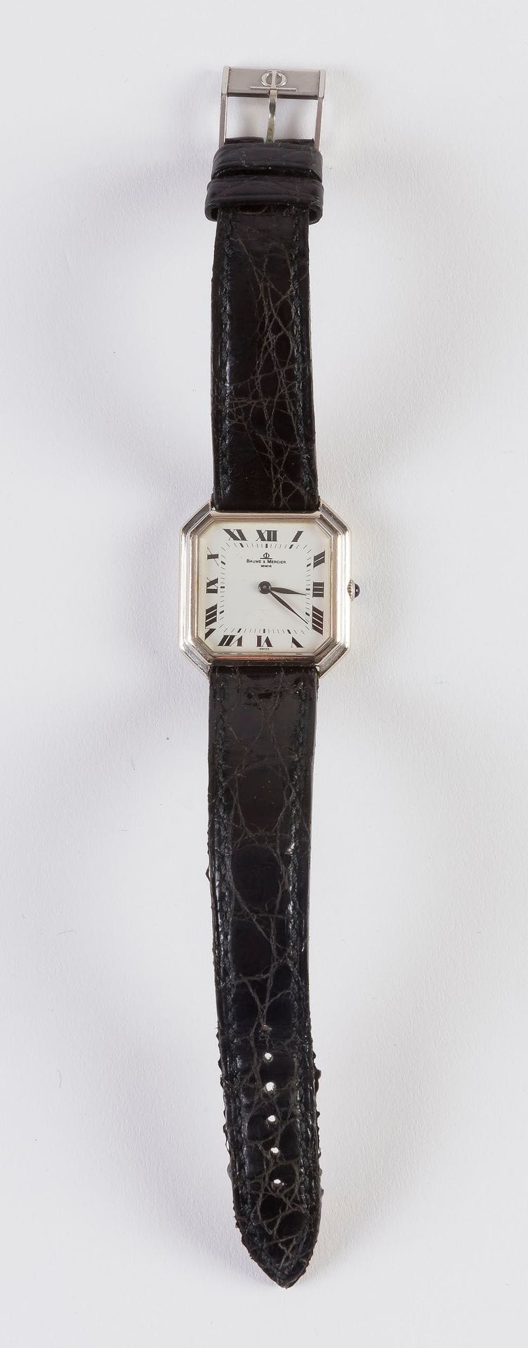 
BAUME & MERCIER



Montre bracelet en or gris 18K (750) sur cuir. Boîtier carré godronné à pans coupés. Cadran blanc avec index chiffres romains. Mouvement mécanique. Bracelet cuir avec boucle ardillon B&M en métal argenté. 



Cadran, boîtier et mouvement signés.



Numérotée 476181-38260.



Diam. : 26 mm



Poids brut : 26 g



(Microrayures d'usage)
