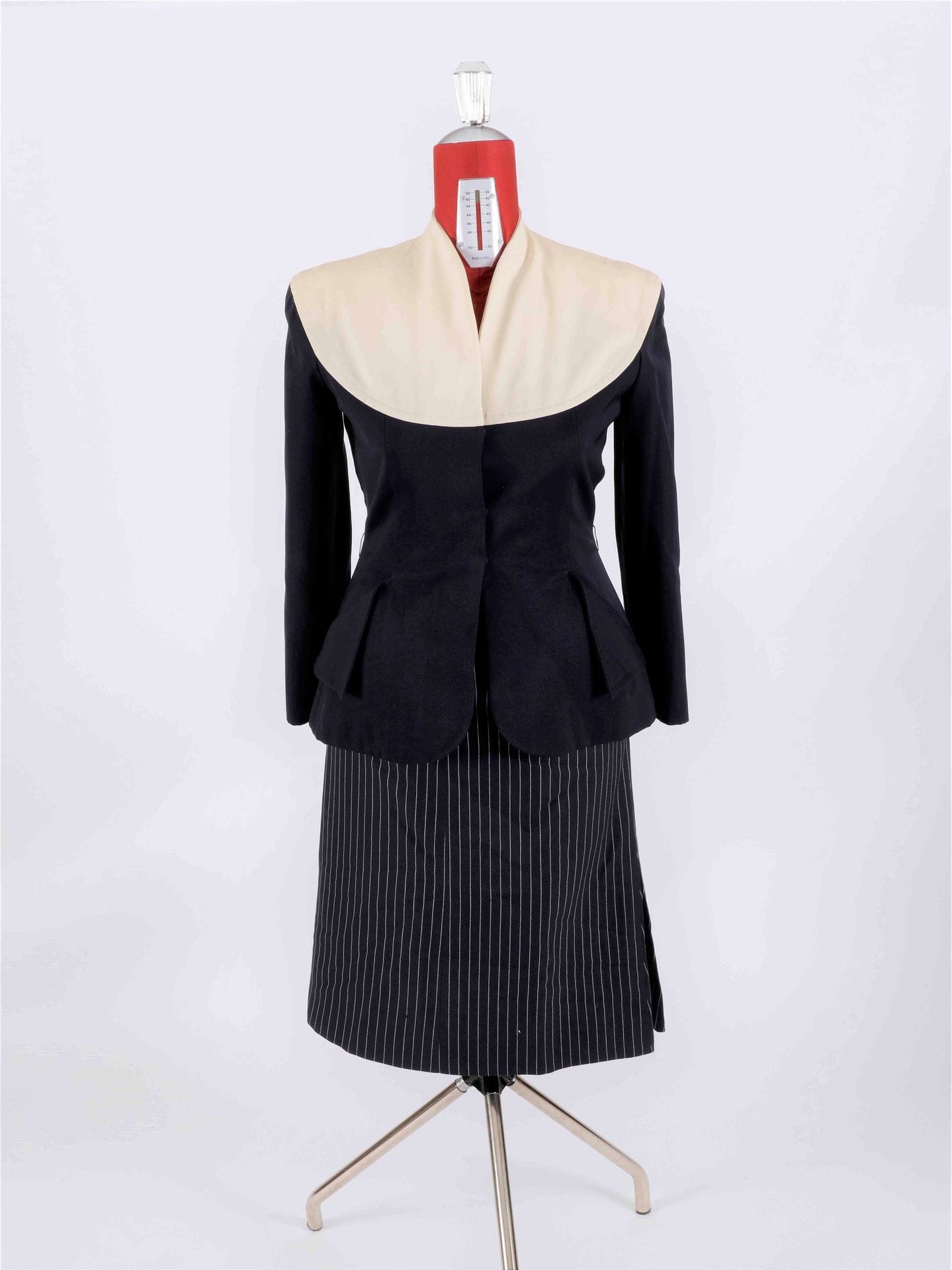 
Nina RICCI Boutique et Nina RICCI Shopping



Important lot de robes, pantalons, jupes, vestes et un manteau (en l’état)
