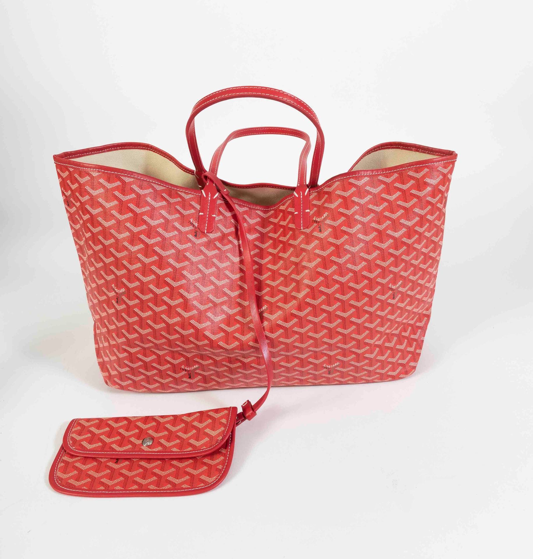 GOYARD ParisCabas
" Saint-Louis " in red Goyardine canvas, with its removable pocket40
x 30 x 14 cm

