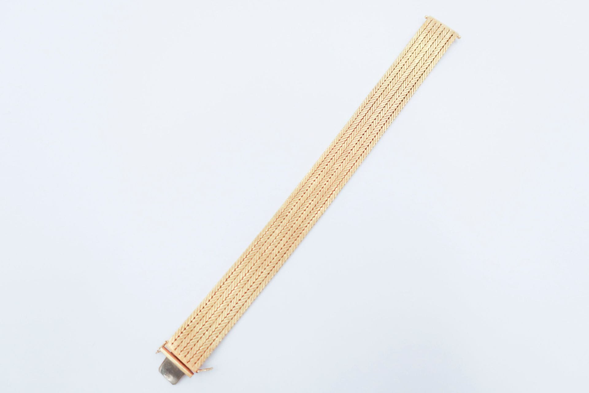 Bracelet souple en or 18K (750), maillons chevrons. Longueur : 19 cm environ. Poids : 59,2 g