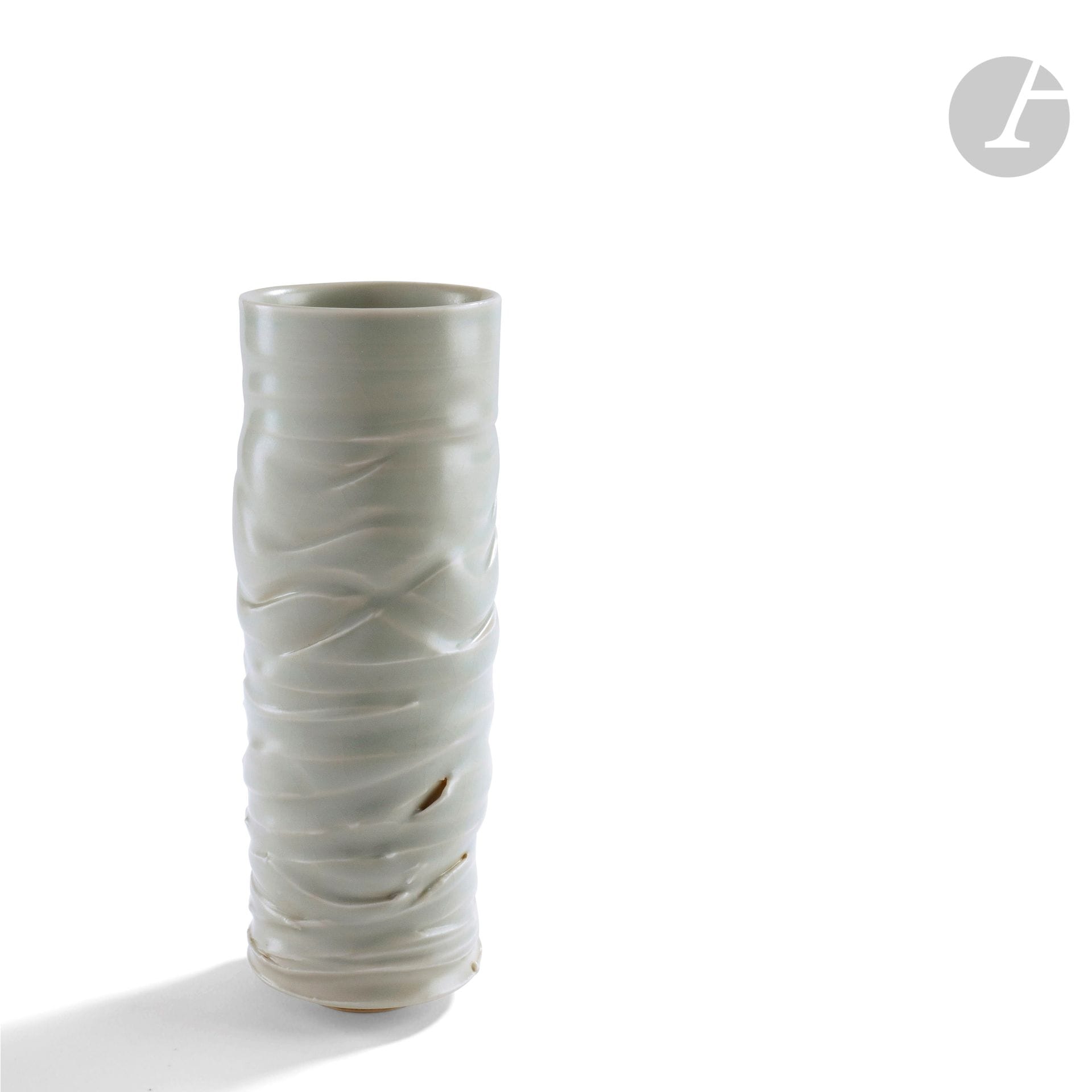 Marie-Laure GUERRIER (France, née en 1955) 
Vase tube en porcelaine émaillée céladon à décor libre en relief. Signé sous la base. H. 16 cm - D. 6 cm