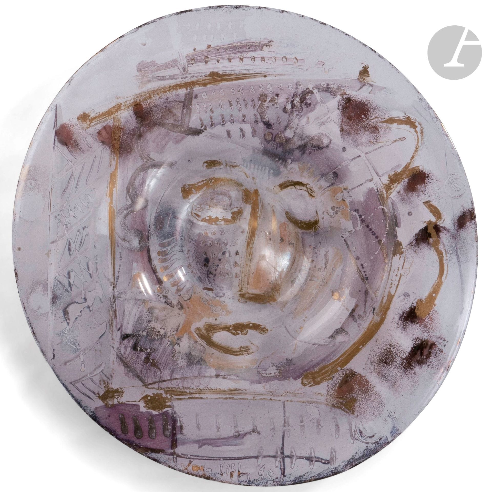 Jean-Paul VAN LITH (France, born in 1940
) Large glass dish decorated with a gold and parma face. Signed and dated 1990 in the decoration. D. 58 cm
