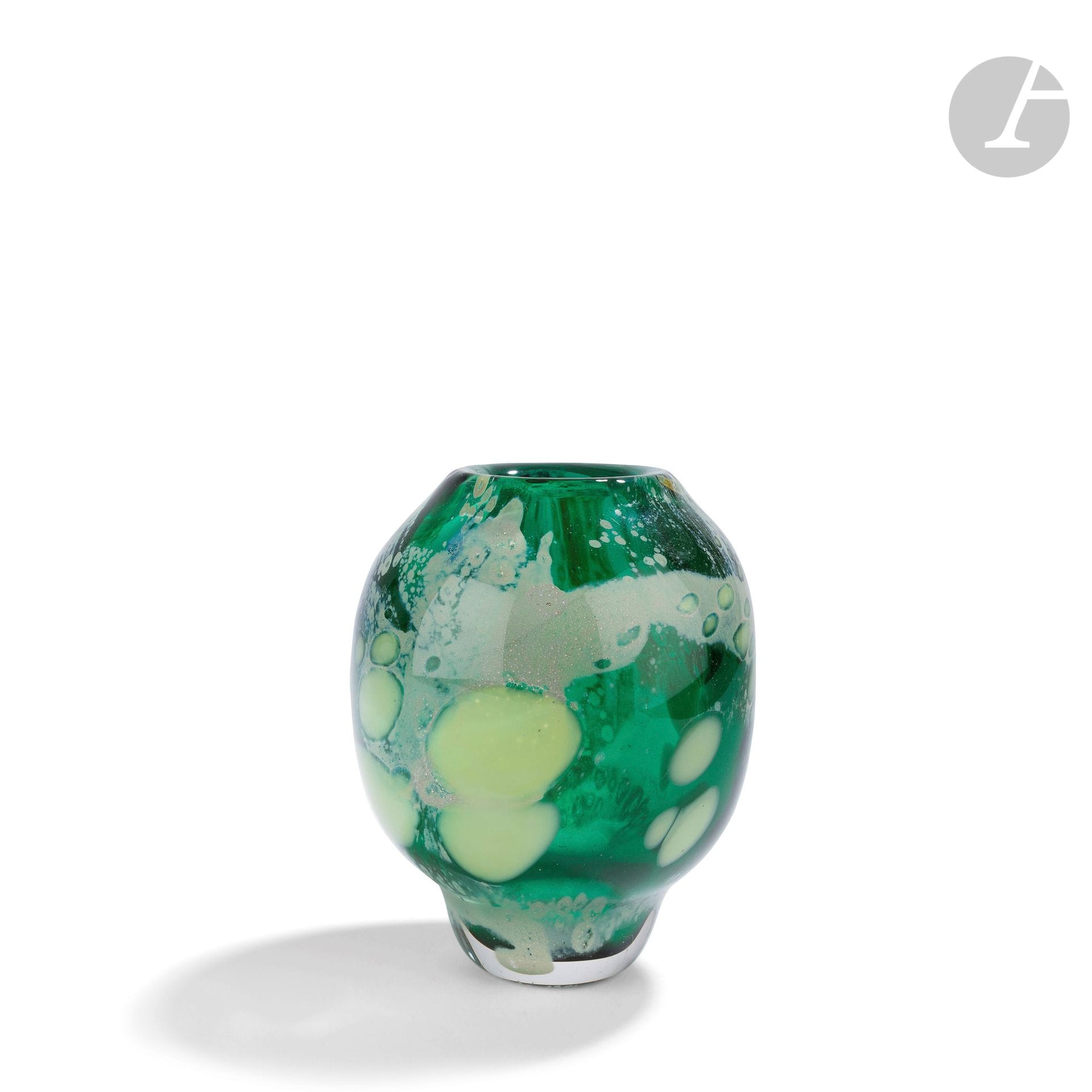 Dominique MARCADÉ (France, born in 1960
)Vase in thick blown glass tinted green, with light yellow and white decoration. Signed and dated 1989 under the base. H. 13 cm
