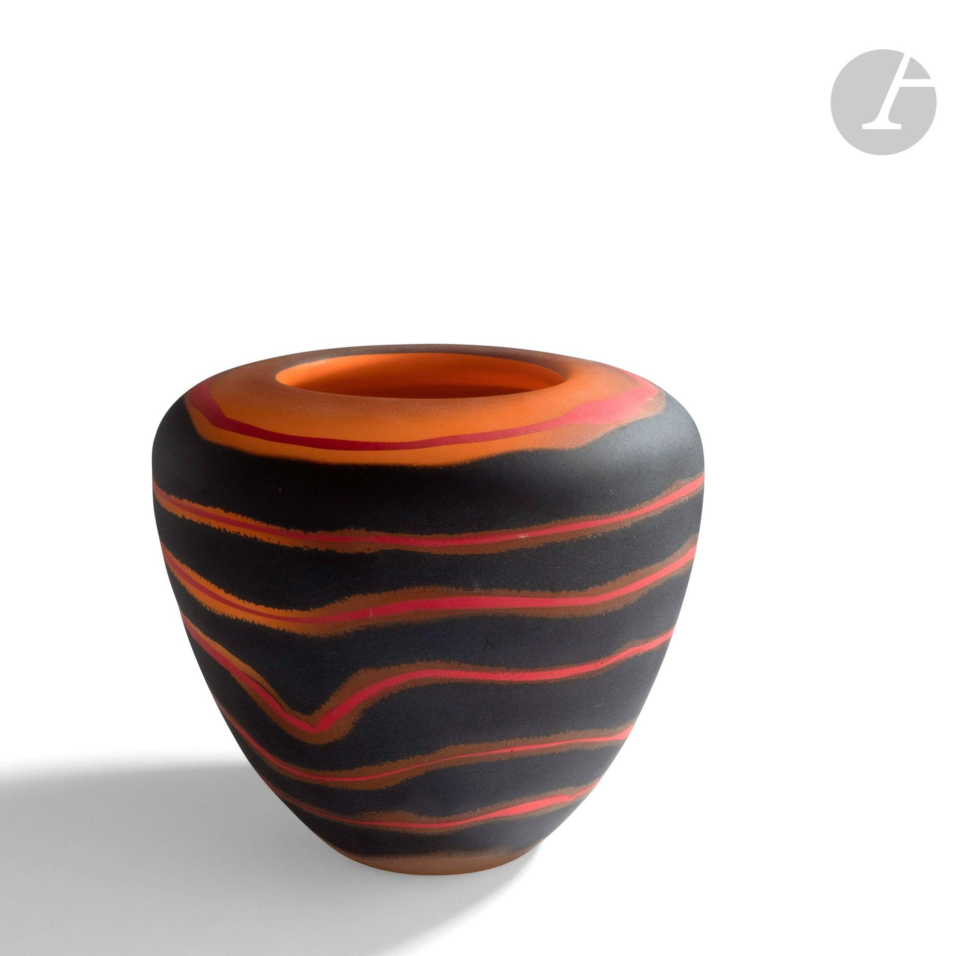 Jean-Luc GARCIN (France, né en 1954) 
Vase en verre soufflé de forme ronde à décor abstrait rouge et noir, et sablé sur fond orange. Signé, numéroté 460 et daté 1990 à la base. H. 18 cm - D. 18 cm