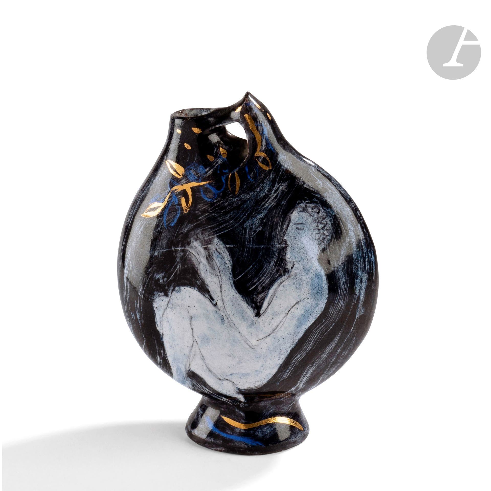 Pierre BONCOMPAIN (France, né en 1938) 
Vase sur talon en céramique émaillé dans les tons blanc, noir et or, à décor de personnages. Signé, numéroté 836 et daté 4/7/94 sous la base. H. 23 cm - L. 17 cm - P. 9 cm