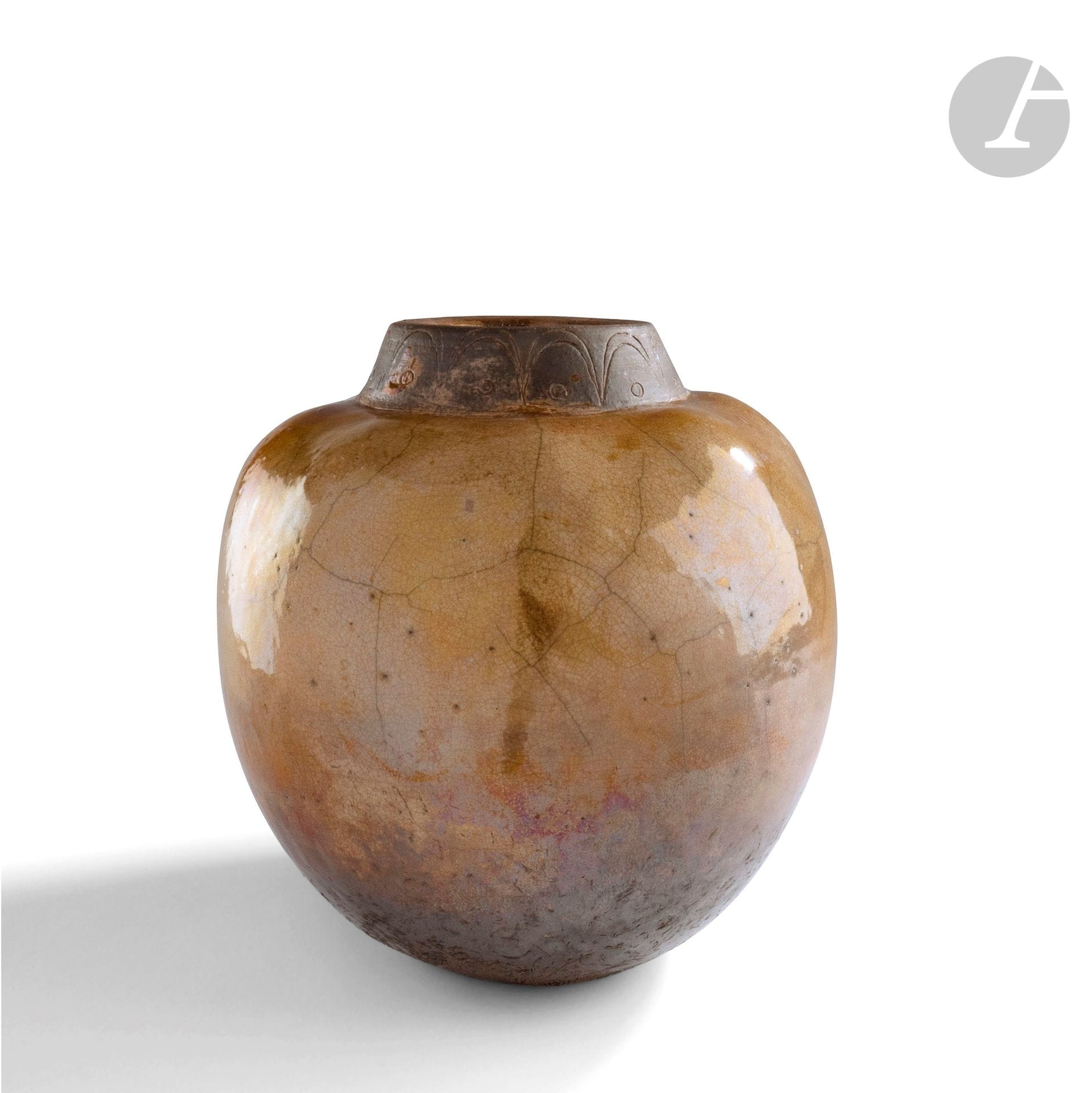 Gisèle BUTHOD-GARCON (France, née en 1954) 
Vase en raku émaillé jaune à col décoré d’une frise. Signé à l’étoile et monogrammé sous la base. H. 24 cm - D. 23 cm
