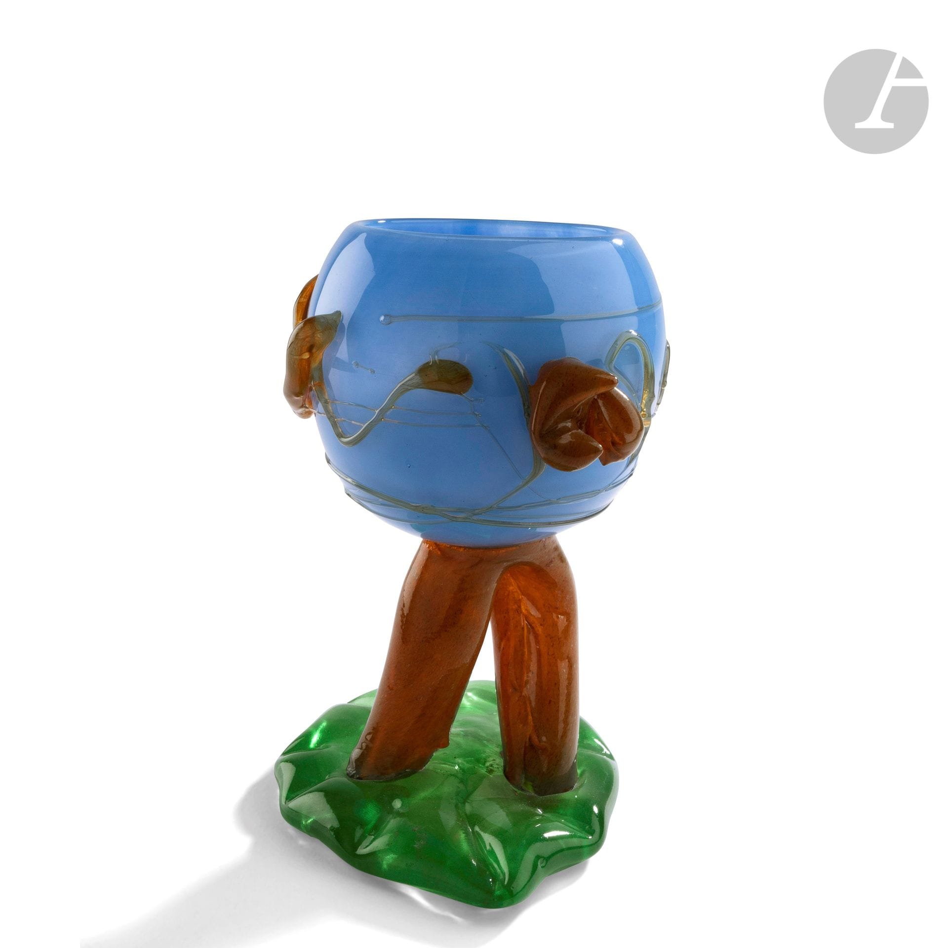 Joël LINARD (France, 1954-2003) 
Sculpture en forme de coupe sur pied en verre soufflé et travaillé à la pince dans les tons bleu, vert et marron, cordon décoratif appliqué en surface. Signé et daté 1982 sous la base. H. 19 cm