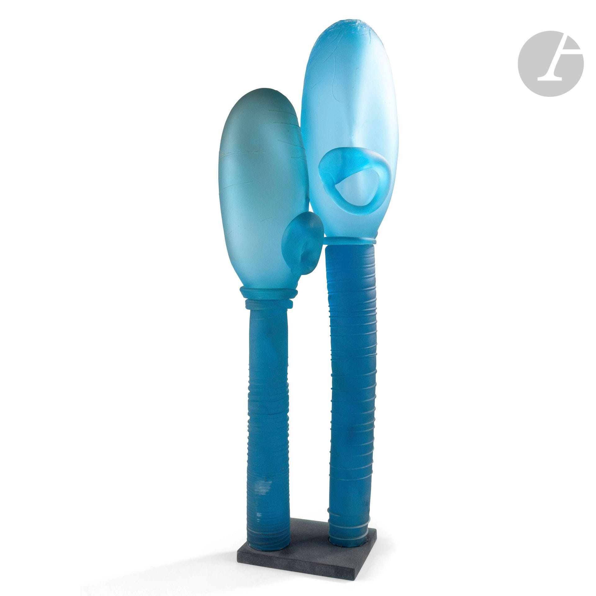 Jean-Pierre UMBDENSTOCK (France, 1950-2011) 
Idoles lapidées
Couple de personnages en verre soufflé bleu sablé, applications de fils de verre, reposant sur un socle. H. 67 cm - L. 21 cm - P. 16 cm