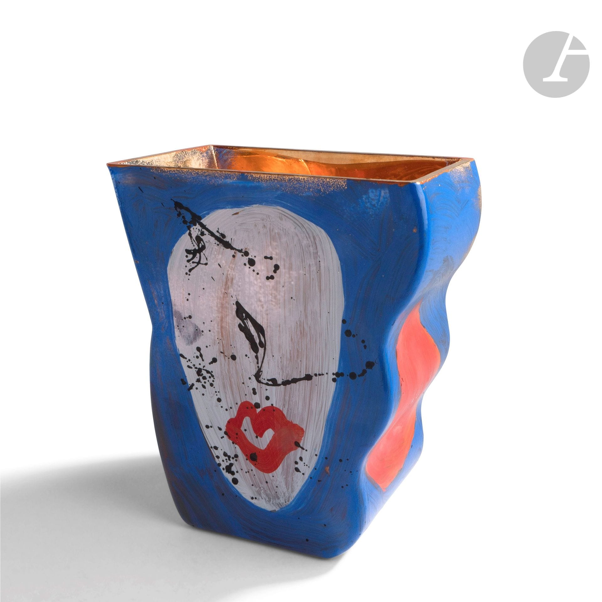 Jean-Paul VAN LITH (France, né en 1940) 
Vase en verre soufflé au moule de forme rectangulaire ondulée à décor abstrait peint sur fond bleu. Signé à l’or sur un côté. H. 22 cm - L. 12 cm - P. 19 cm