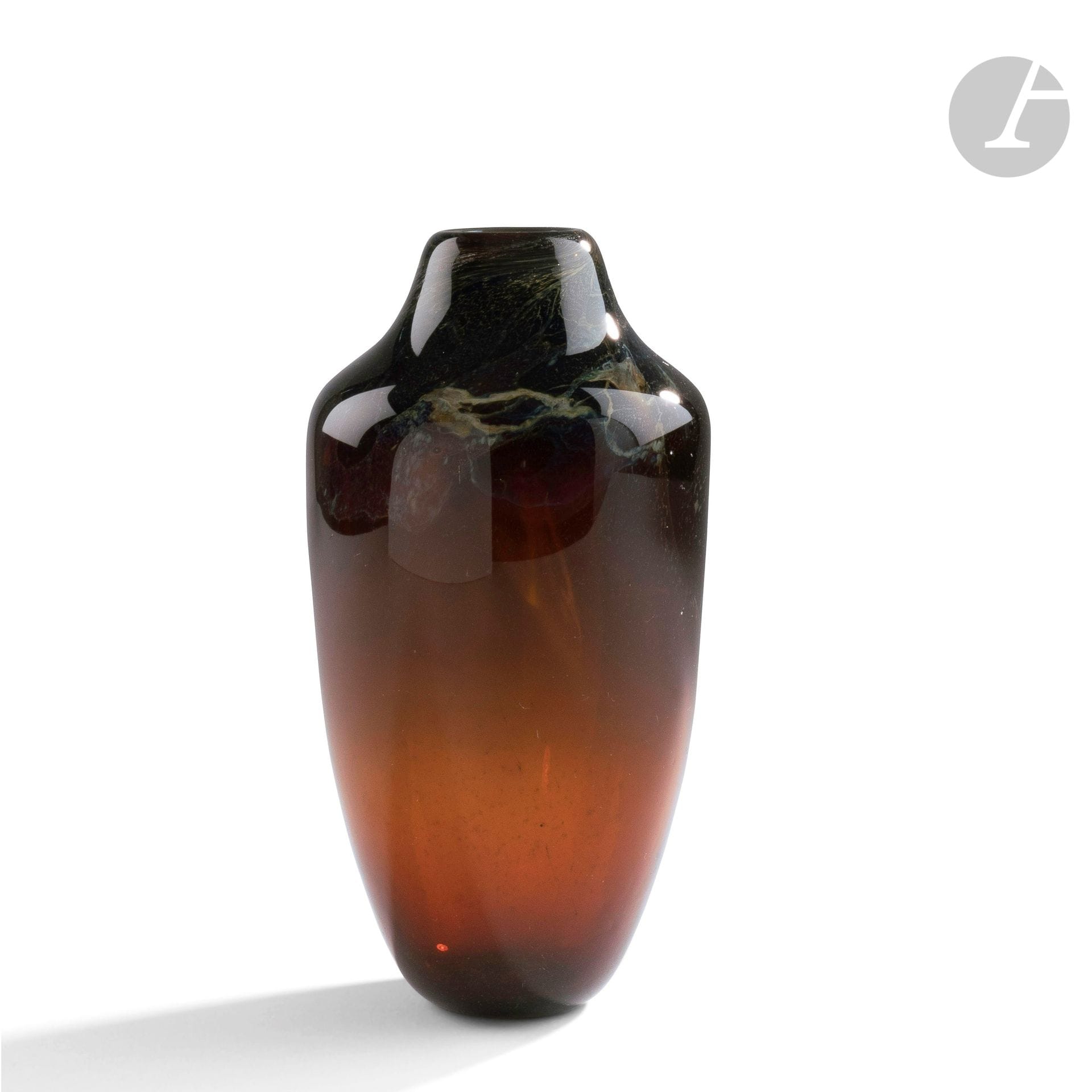 Jean-Pierre UMBDENSTOCK (France, 1950-2011) 
Vase en verre soufflé ambré à décor drapé en partie haute. Signé et daté 1981 sous la base. H. 18 cm - D. 9 cm