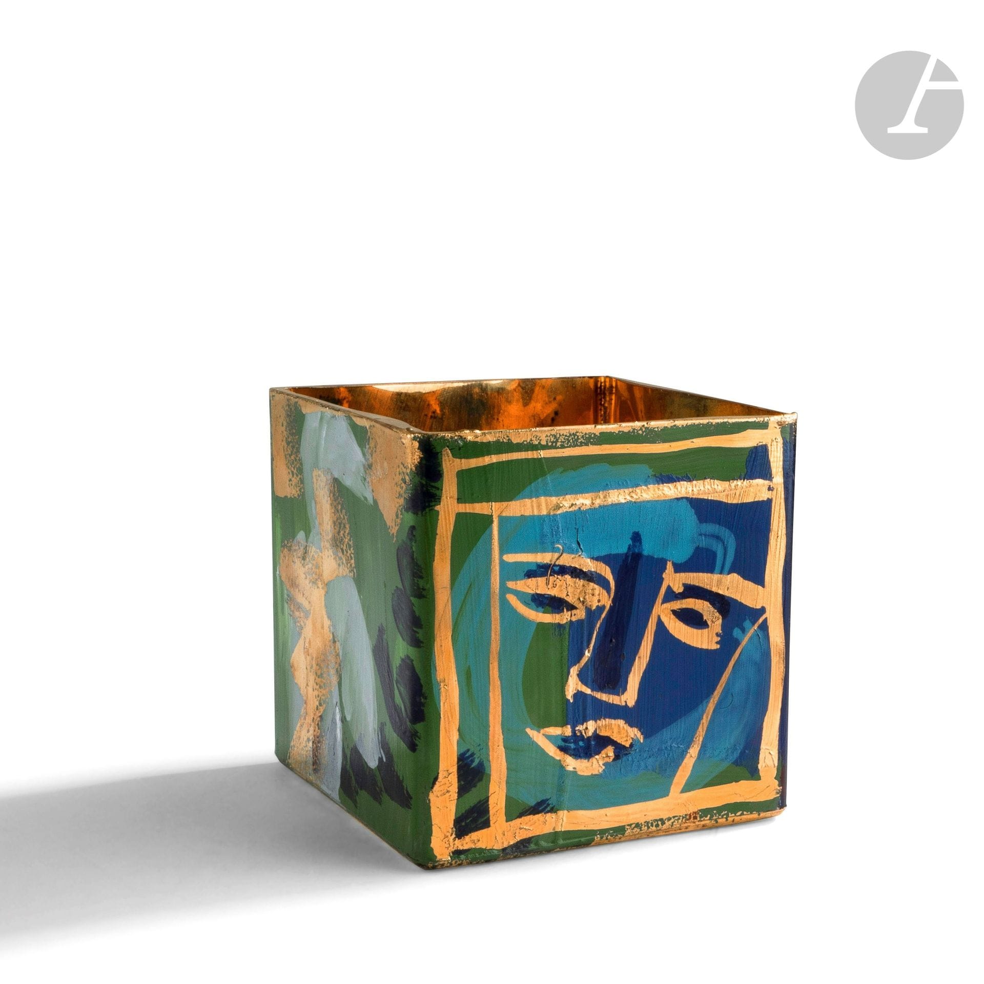 Jean-Paul VAN LITH (France, né en 1940) 
Petit vase cube en verre soufflé au moule, à décor émaillé de couleurs différentes sur chaque face, intérieur à l’or brillant. Signé sous la base. H. 11 cm - L. 11 cm