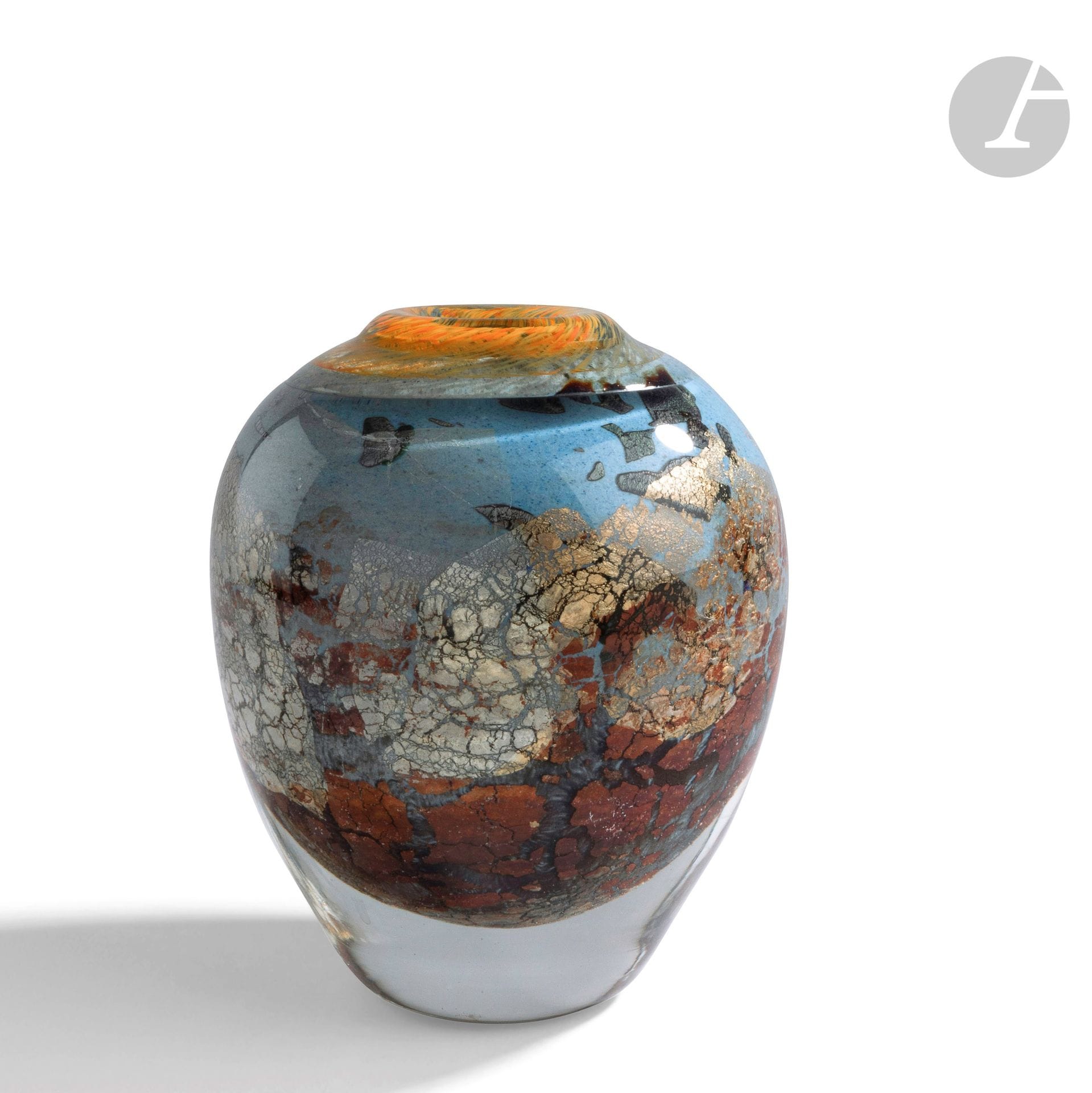 Jean-Claude NOVARO (France, 1943-2014) 
Vase en verre soufflé à décor intercalaire de poudres bleu et jaune, inclusion de feuilles d’or et d’argent. Signé et daté 1985 sous la base. H. 17 cm - D. 15 cm.