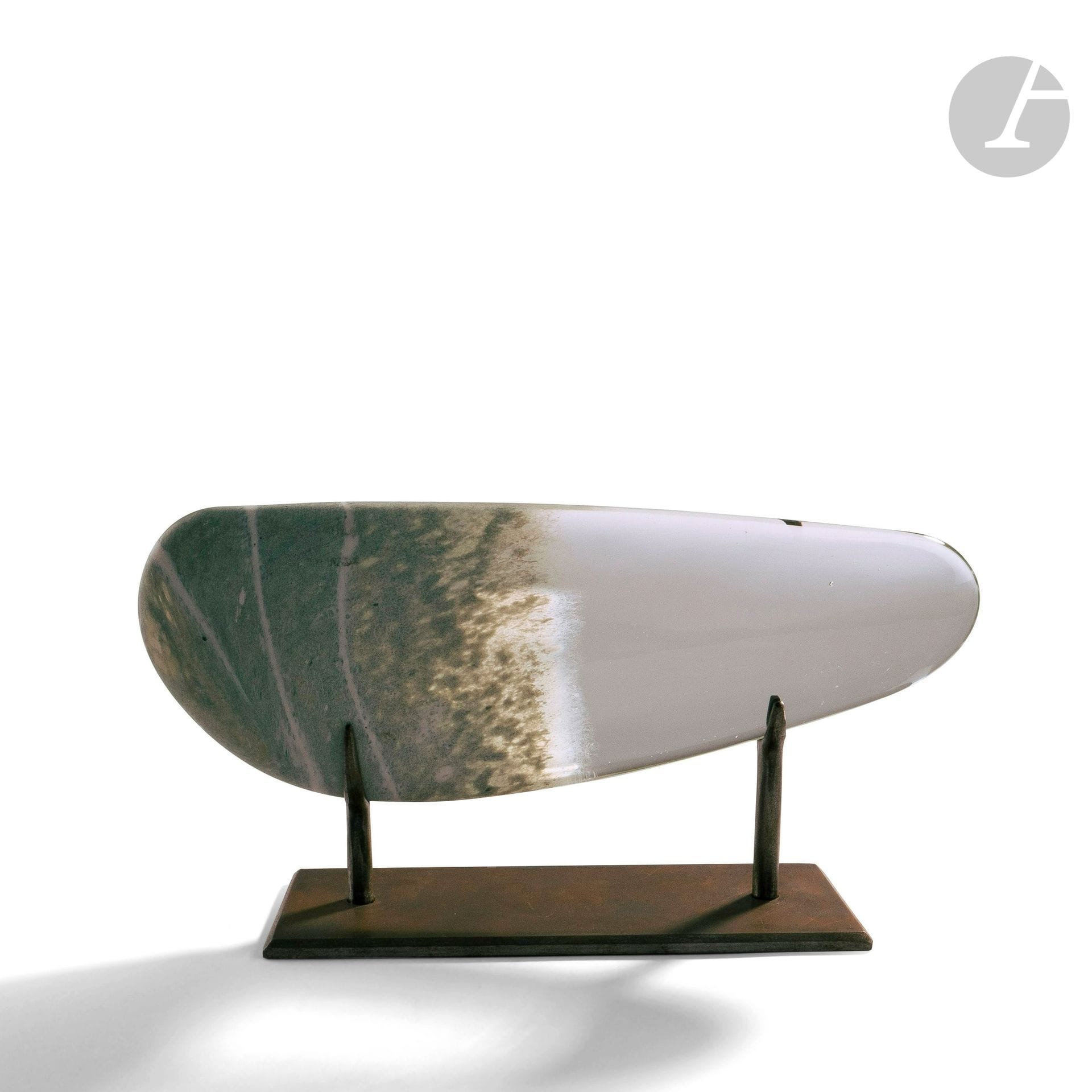 Eric LEMARIE (France, né en 1972) 
Sculpture en verre soufflé en forme de galet partiellement émaillée, sur son socle en métal. Signée sous la base. H. 16 cm - L. 30 cm - P. 8 cm