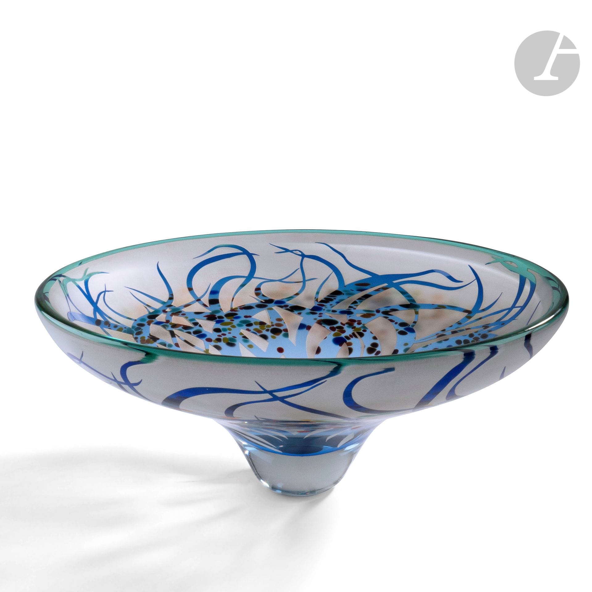 Régis et Gisèle FIEVET (France, nés en 1948 et 1951) 
Grande coupe sur talon en verre soufflé à décor de gouttes de couleur sur fond d’arabesques, partiellement gravée au sable, bord turquoise. Signée et datée 1992 à la base. H. 16 cm - D. 38 cm