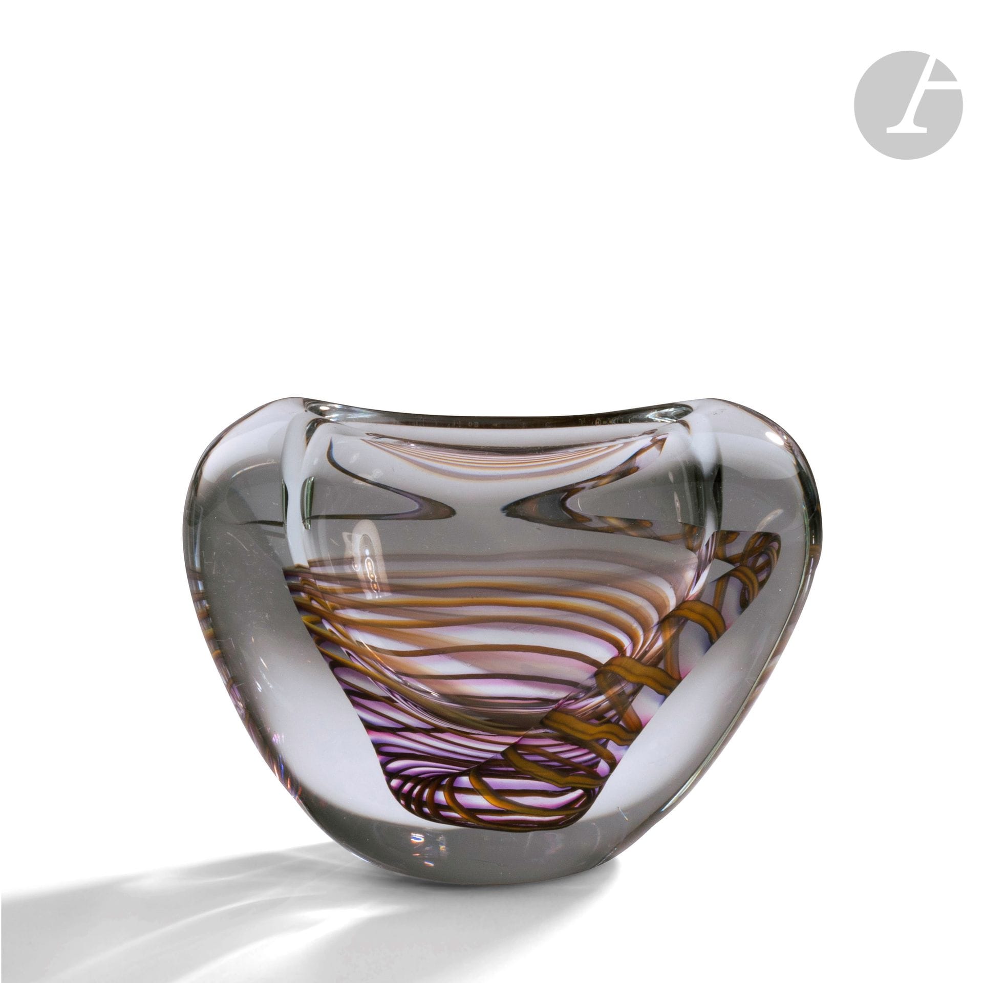 Claude MORIN (France, 1932-2021) 
Blown glass flat vase with orange and parma net decoration. Signed and dated 10.90 on the base. H. 13 cm - W. 17 cm - D. 8 cm
