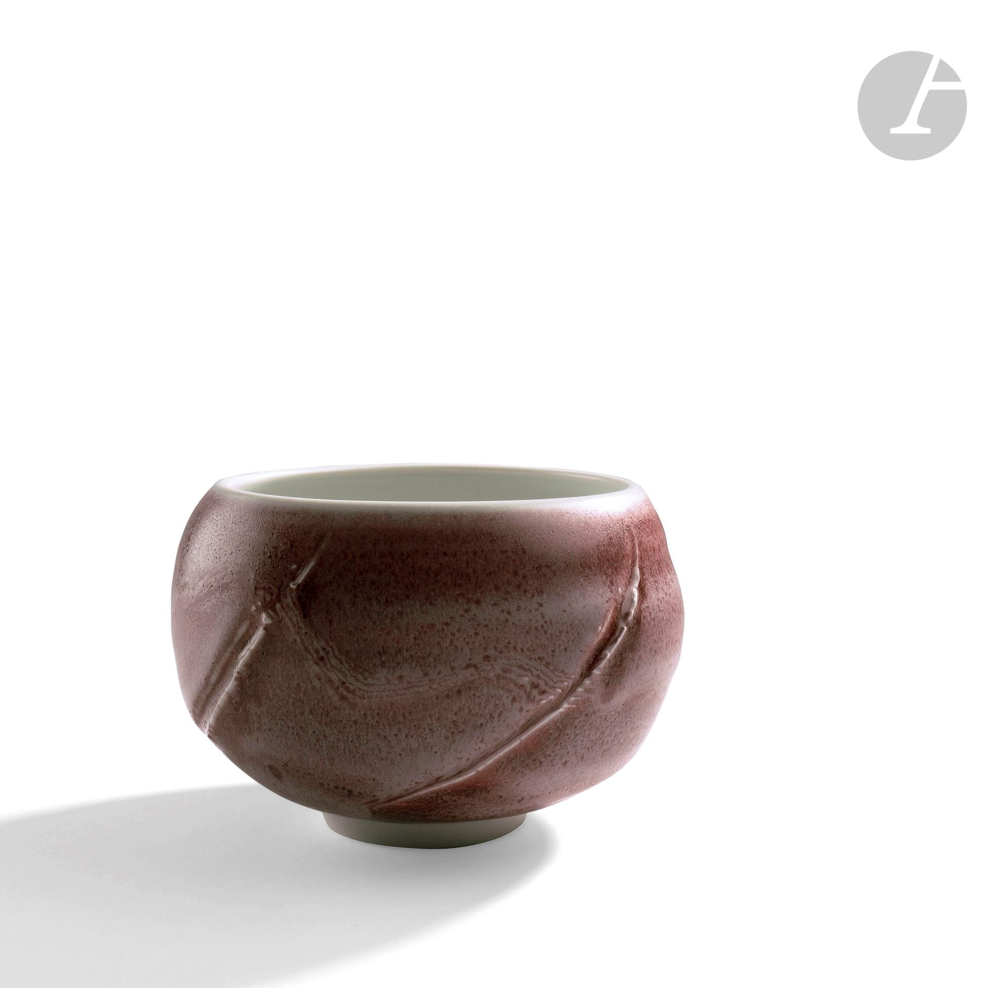 Xavier DUROSELLE (France, born in 1961
)Porcelain bowl enamelled matt pink in relief. Signed under the base. H. 10 cm - D. 15 cm
