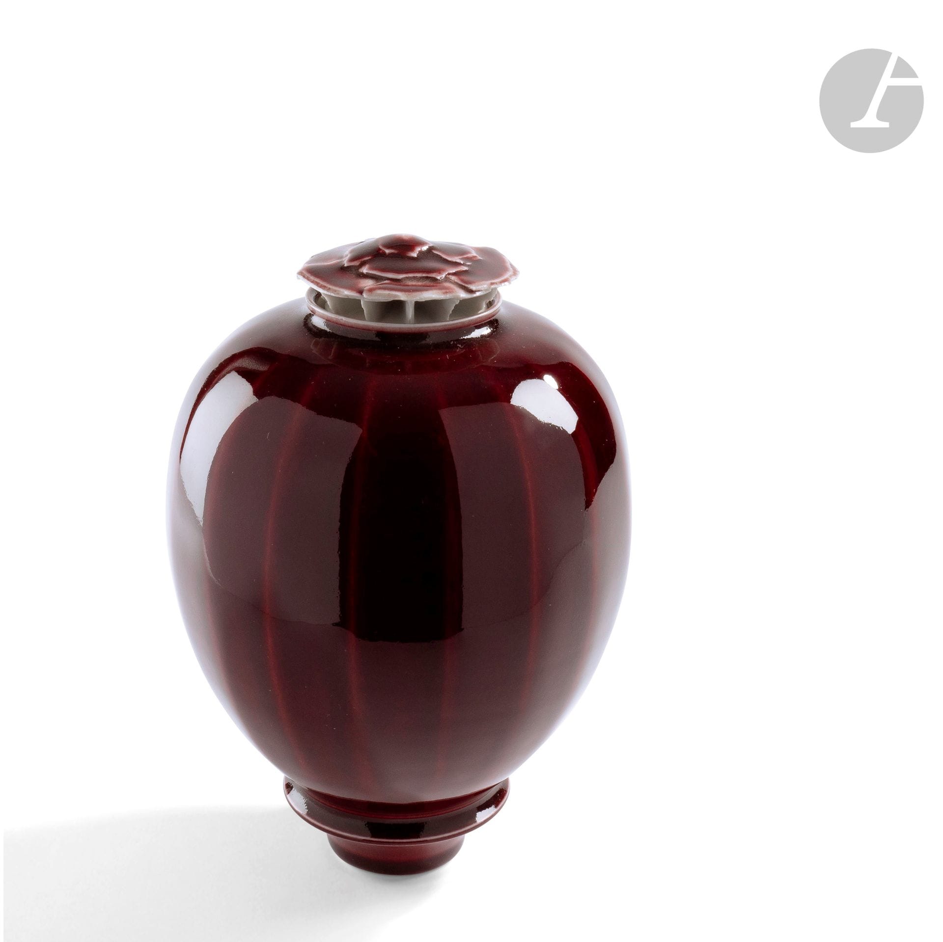 Xavier DUROSELLE (France, born in 1961
)Covered pot in red enamelled porcelain of copper, lid openwork in the shape of petal. Signed under the base. H. 22 cm - D. 16 cm
