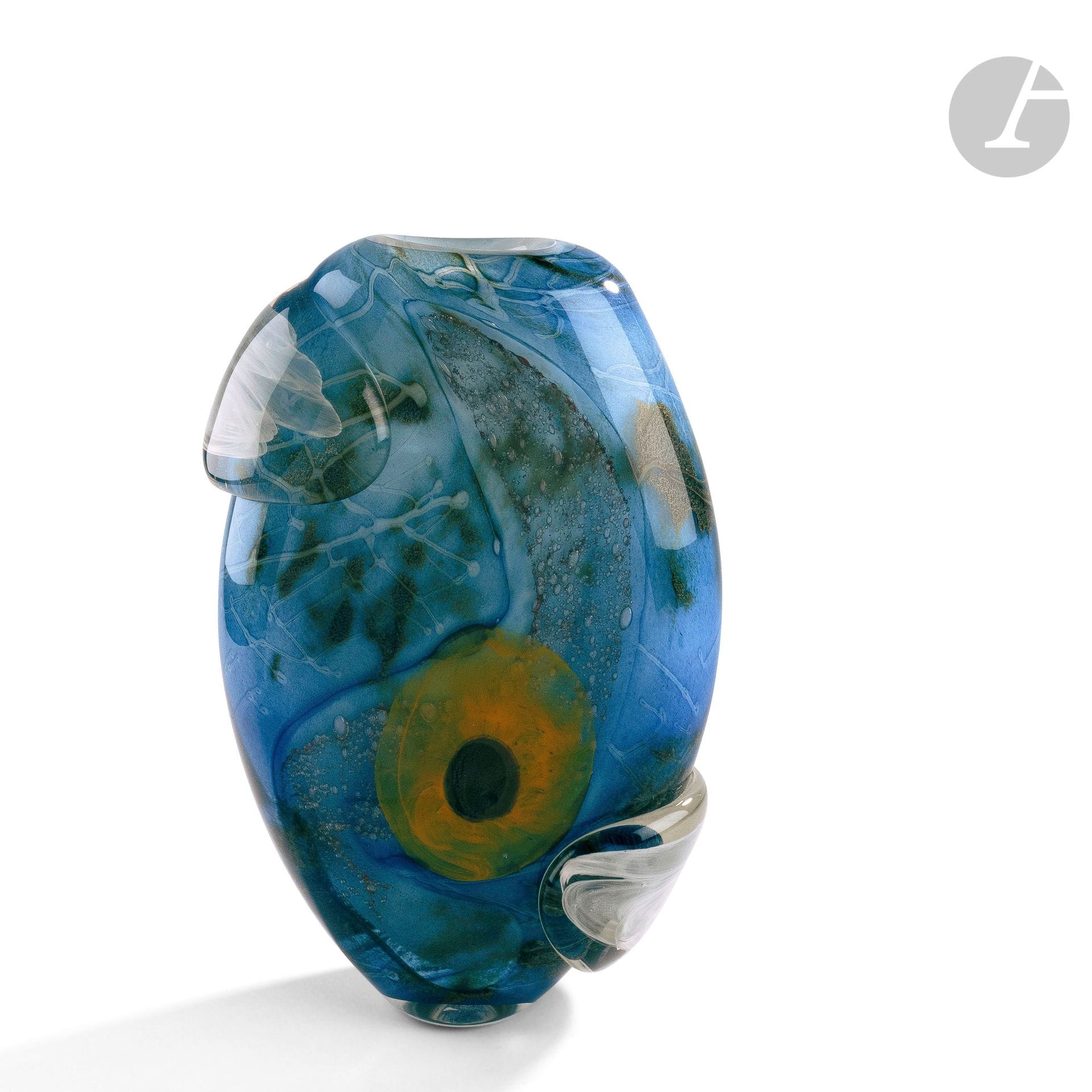 Robert PIERINI (France, born in 1950) 
Large flat vase in blown glass in blue and orange tones, oval shape, decorated with nets of bubbles and a glass cord applied on the surface. Signed, dated 1988 and numbered AZA6 under the base. H. 31 cm - W. 20 cm - D. 9 cm
