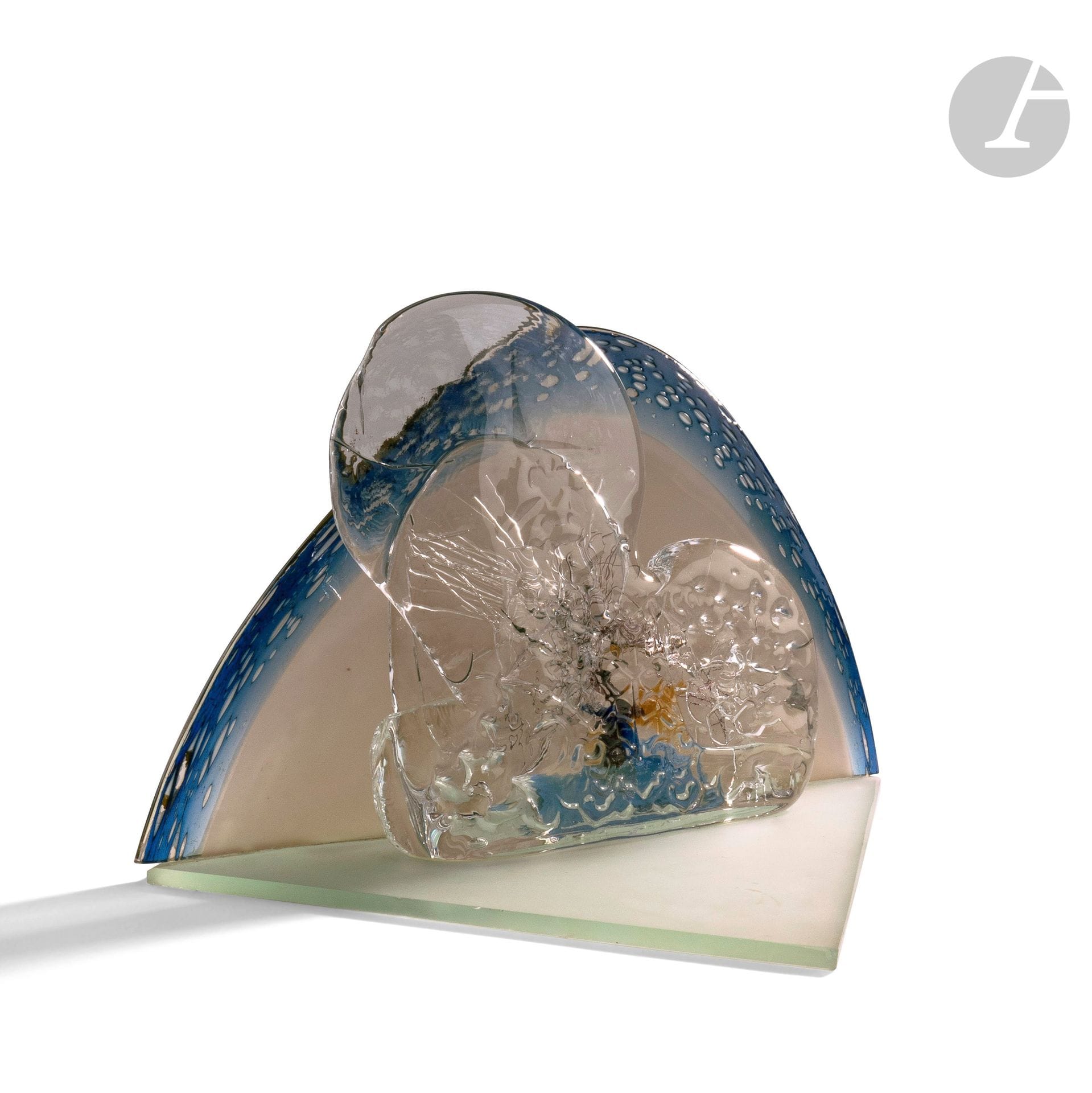 Monica DAMIAN (Roumanie, née en 1936) 
Sculpture en deux parties en verre émaillé, soufflé et taillé à décor de fils de couleurs. H. 22 cm - L. 26 cm - P. 26 cm

Pièce réalisée pour la cristallerie de Portieux.