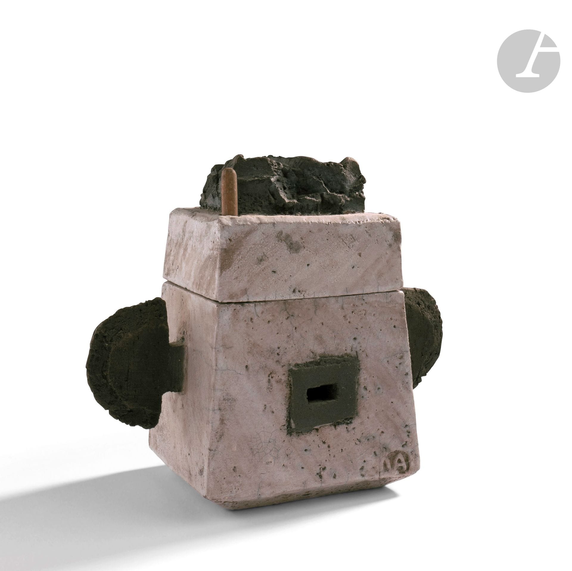 Violette ADJIMAN (France, XXème)
Boîte en raku à poignées et décor en volume sur le couvercle, guide en bois pour la fermeture. Cachetée, monogrammée et numérotée 306 à la base. H. 19 cm - L. 22 cm - P. 10 cm