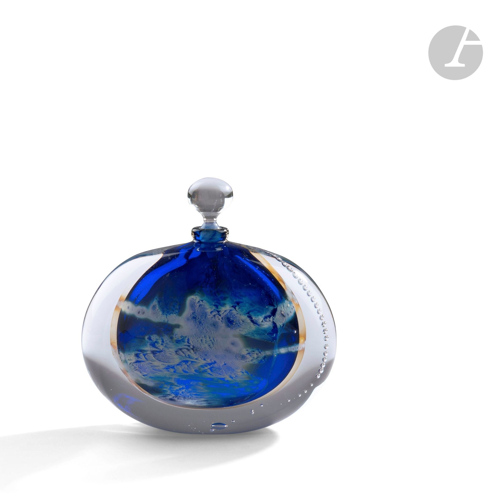 Hervé RASPAIL (France, 1959-2018) pour la verrerie d’ALLEX
Flacon en verre soufflé dans les tons bleus, filet de bulle sur un côté, avec son bouchon boule. Signé et daté 1988 sous la base. H. 14 cm - L. 14 cm - P. 5 cm