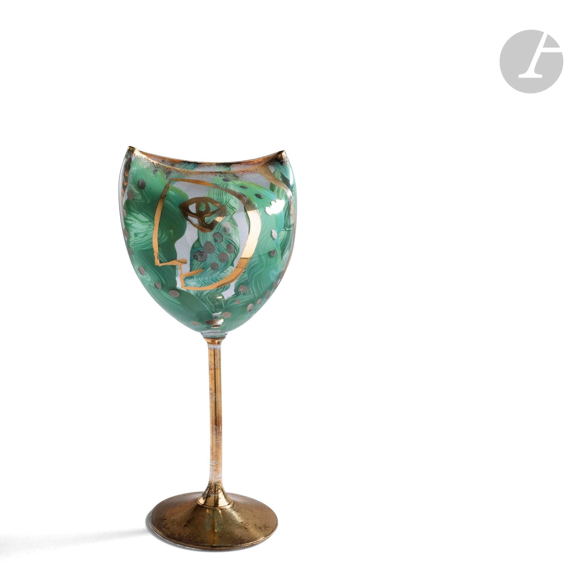 Jean-Paul VAN LITH (France, né en 1940)
Verre à pied à col étroit déformé à chaud, émaillé turquoise et or. H. 21 cm