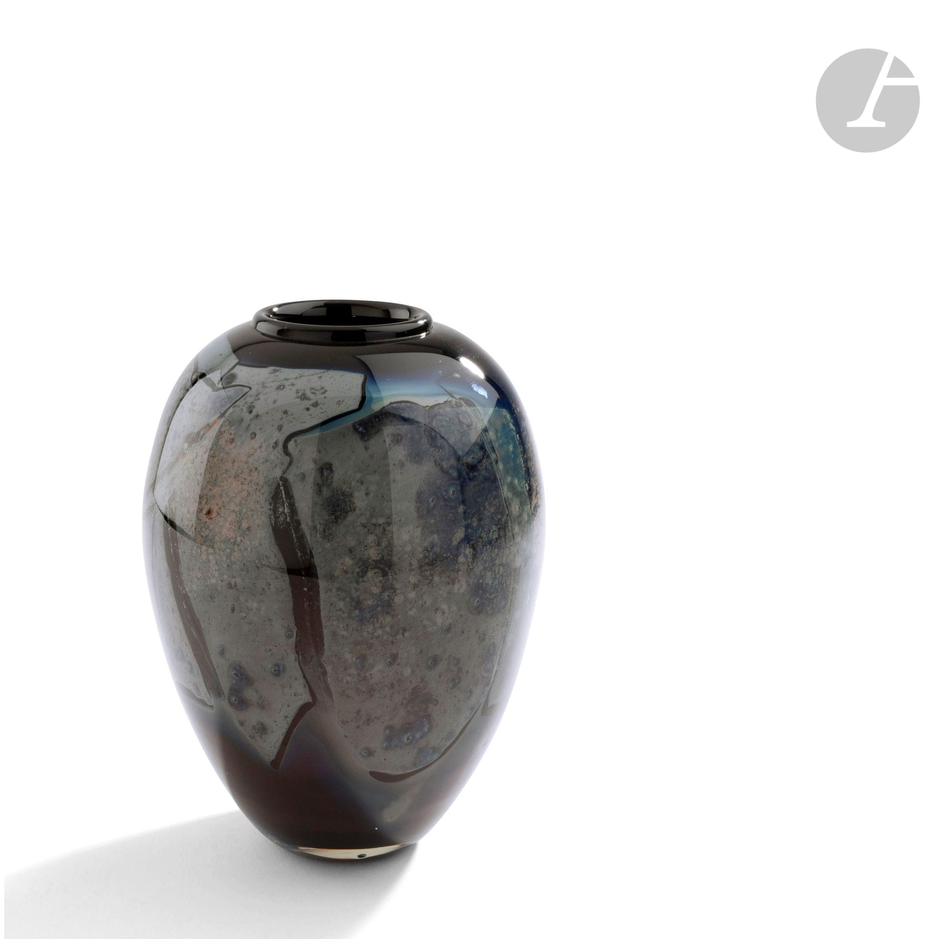 Claude MONOD (France, 1944-1990) 
Blown glass vase, lined with black opaline, decorated on plates, glass fabric. Signed, dated 1982 and referenced 70.123 under the base. H. 16 cm - D. 12 cm
