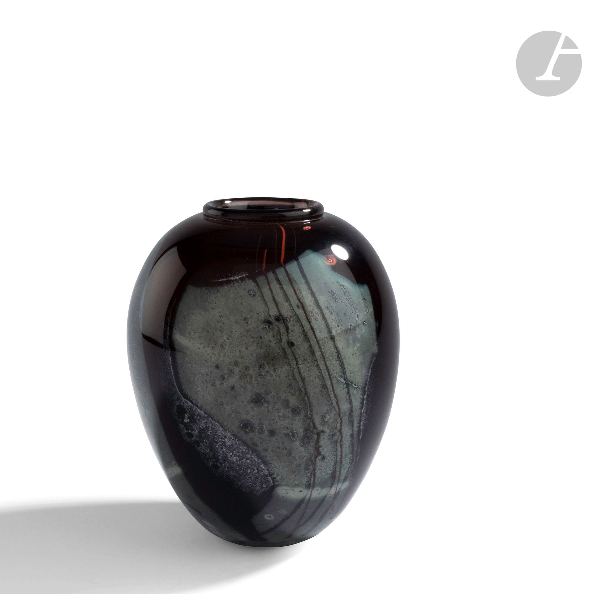 Claude MONOD (France, 1944-1990) 
Blown glass vase, lined with black opaline, decorated on plates, glass fabric. Signed, dated 1982 and referenced 10.103 under the base. H. 17 cm - D. 12 cm

