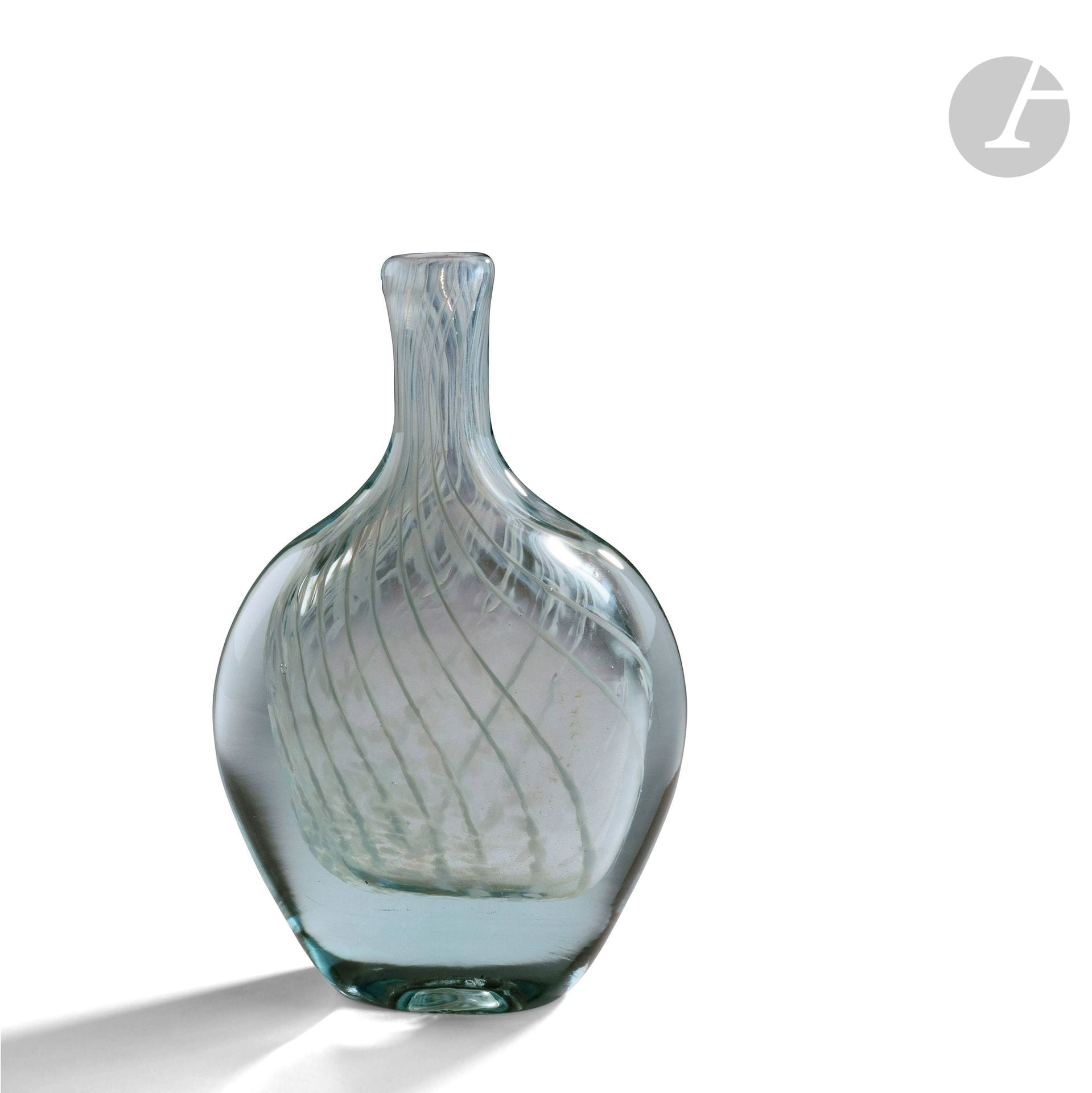 Jean-Claude NOVARO (France, 1943-2014) 
Bouteille en verre soufflé à décor de filets blancs laiteux. Signée et datée 1982 sous la base. H. 20 cm - L. 12,5 cm - P. 5,5 cm
