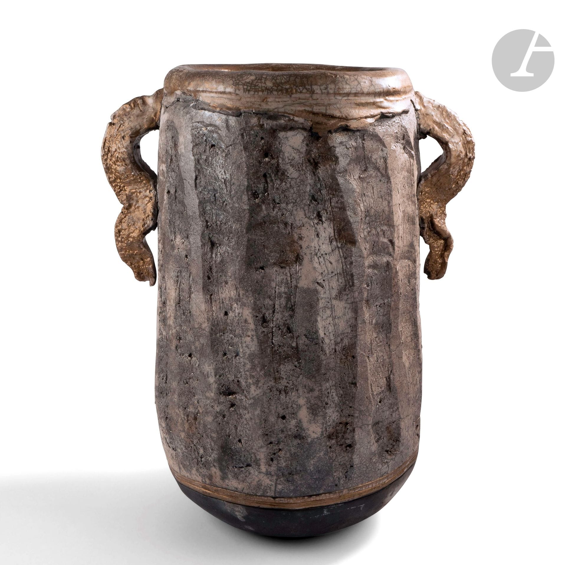François BELLIARD (France, né en 1949) 
Grande jarre en raku, les anses en forme de cornes de bélier. Signée sous la base. H. 49 cm - D. 25 cm