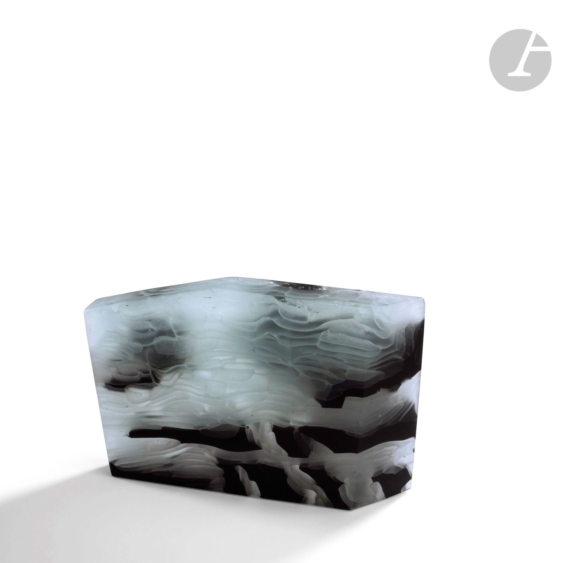 Jacky et Martine PERRIN (France, nés en 1943 et 1949)
Petite sculpture en verre fusionné et poli selon leur technique « Build-in-Glass ». Signée et datée 2008 sous la base. H. 12 cm - L. 17 cm - P. 2,5 cm