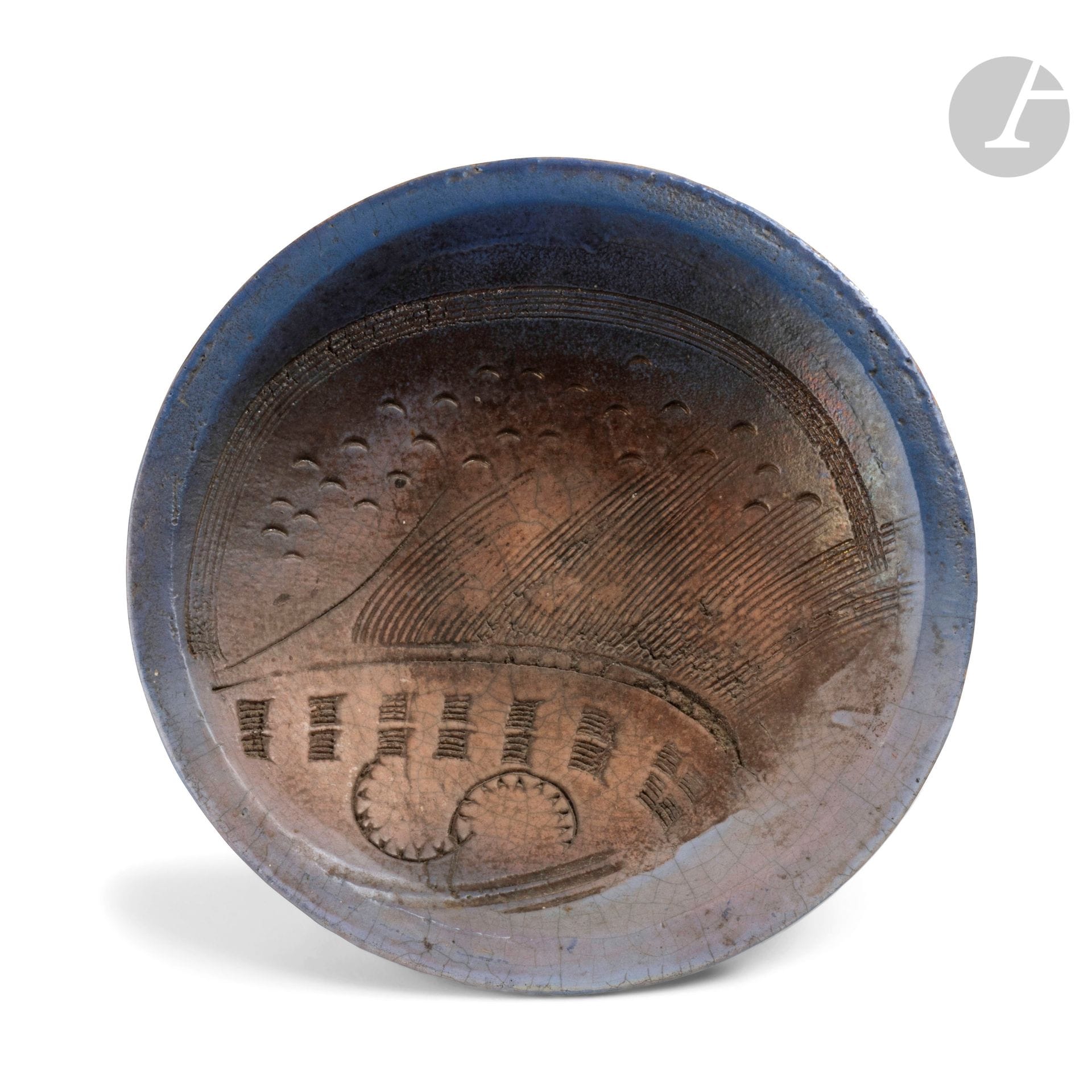 Alain ROUZAUD (France, XXème) 
Coupe sur talon en raku émaillée à décor intérieur abstrait dans les tons bleu, rose et brun. Monogrammée sous la base. H. 8 cm - D. 32 cm
