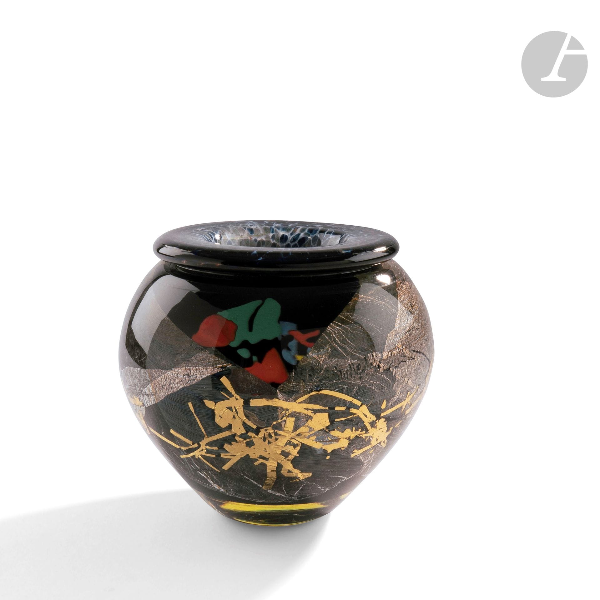 Jean-Claude NOVARO (France, 1943-2014) 
Vase en verre soufflé à col ourlé moucheté, à décor intercalaire de rubans d’or, oxyde d’argent et couleurs vives sur fond noir. Signé et daté 1991 sous la base. H. 16 cm - D. 17 cm