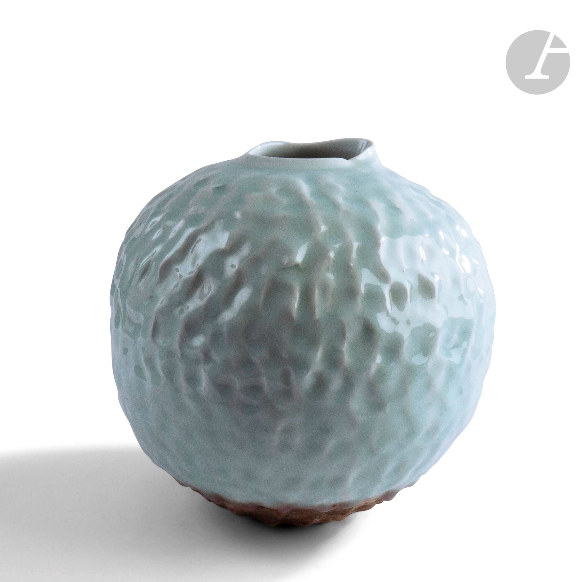 Masamichi YOSHIKOWA (Japan, born 1946
) Important celadon glazed ceramic ball vase of irregular shape with a relief modeled by the artist's fingers. Signed with a drawing under the base. H. 29 cm - D. 29 cm

