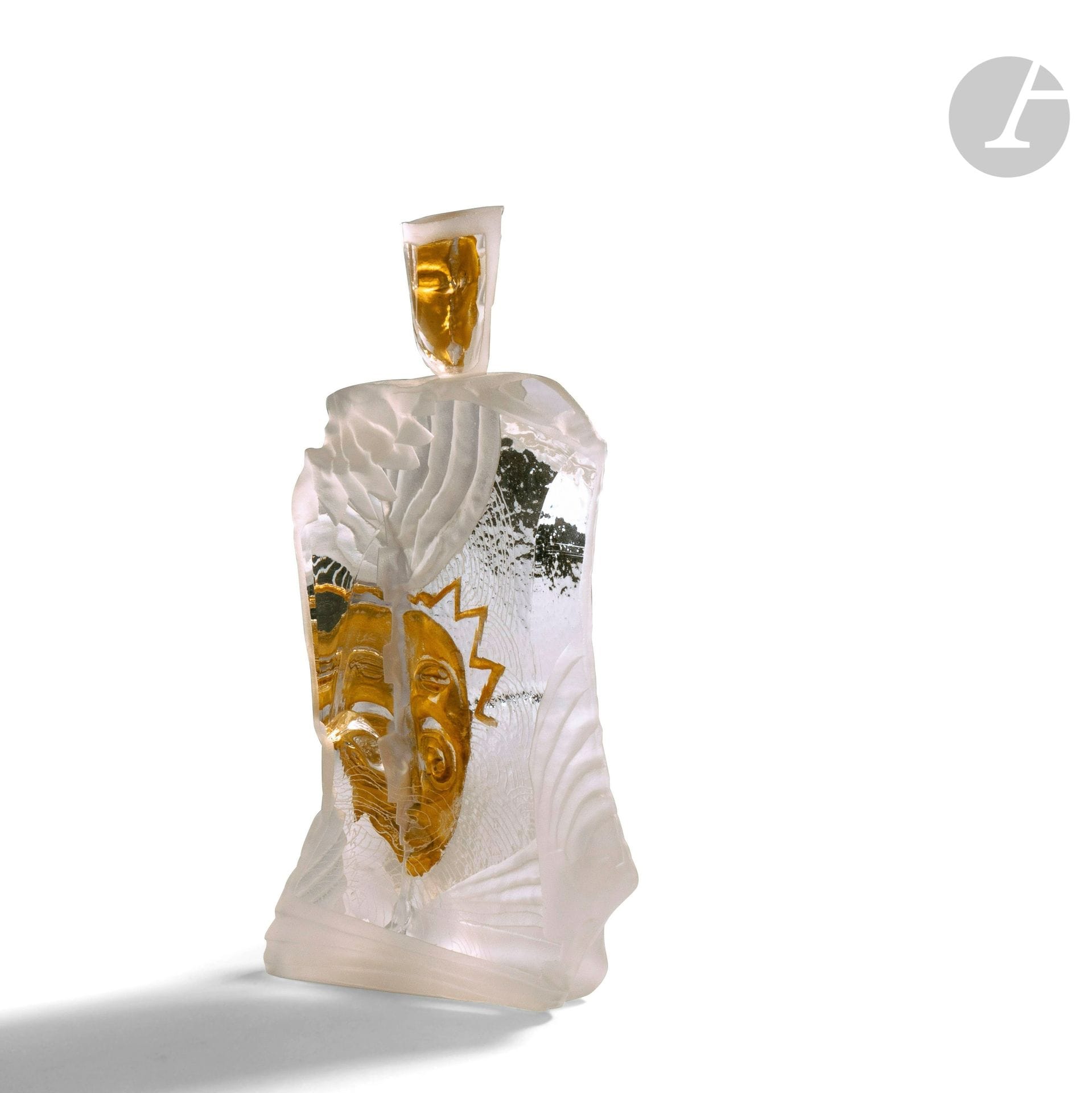 Jean-Paul RAYMOND (France, né en 1948) 
Sculpture en verre optique taillé et sablé représentant un personnage, décor à la feuille d’or. Signée sur un côté. H. 22 cm - L. 11 cm - P. 7,5 cm