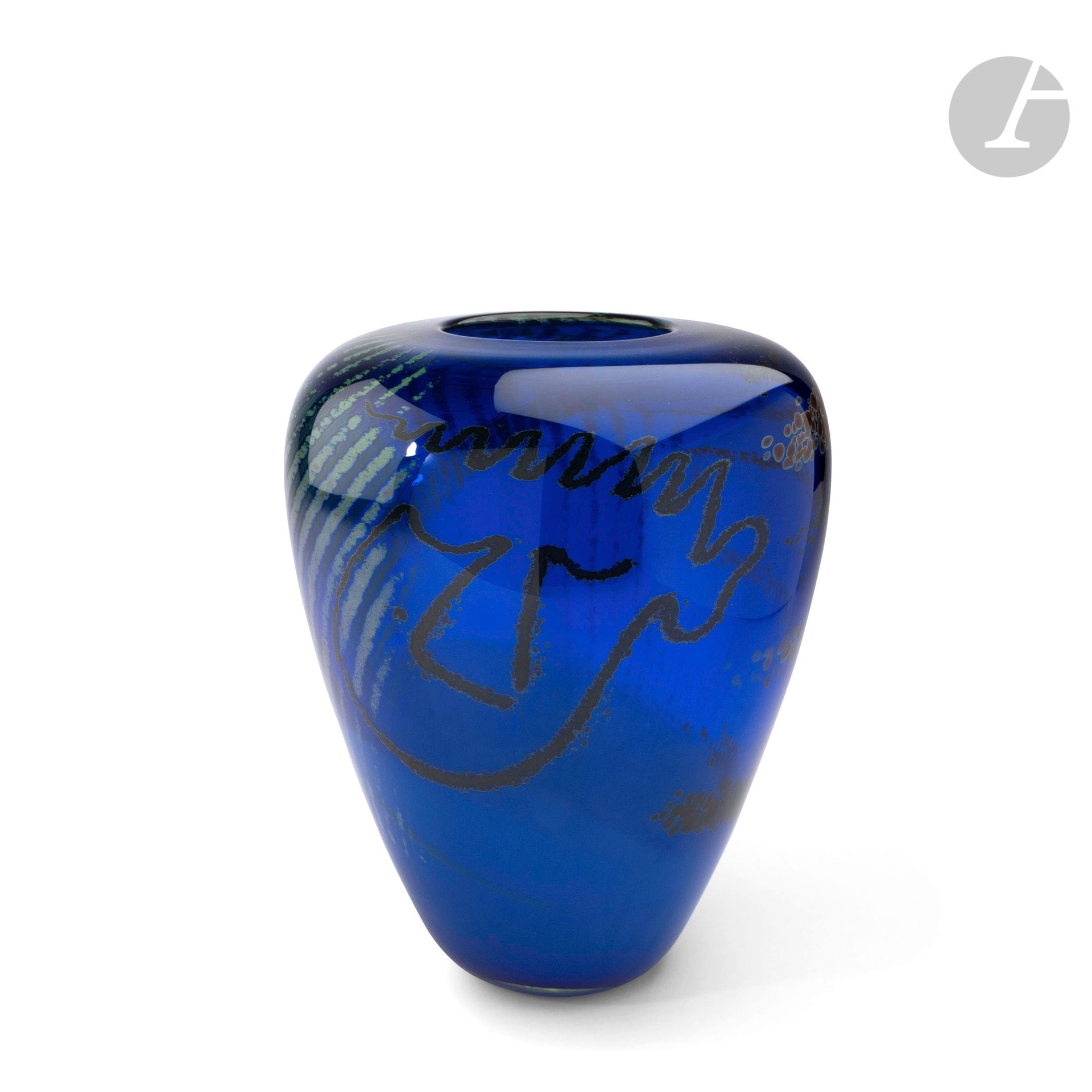 Nicolas MORIN (France, born in 1959) 
Blue blown glass vase with green tiger decoration. Signed and dated 04.05.2001 under the base. H. 24 cm - D. 18 cm

