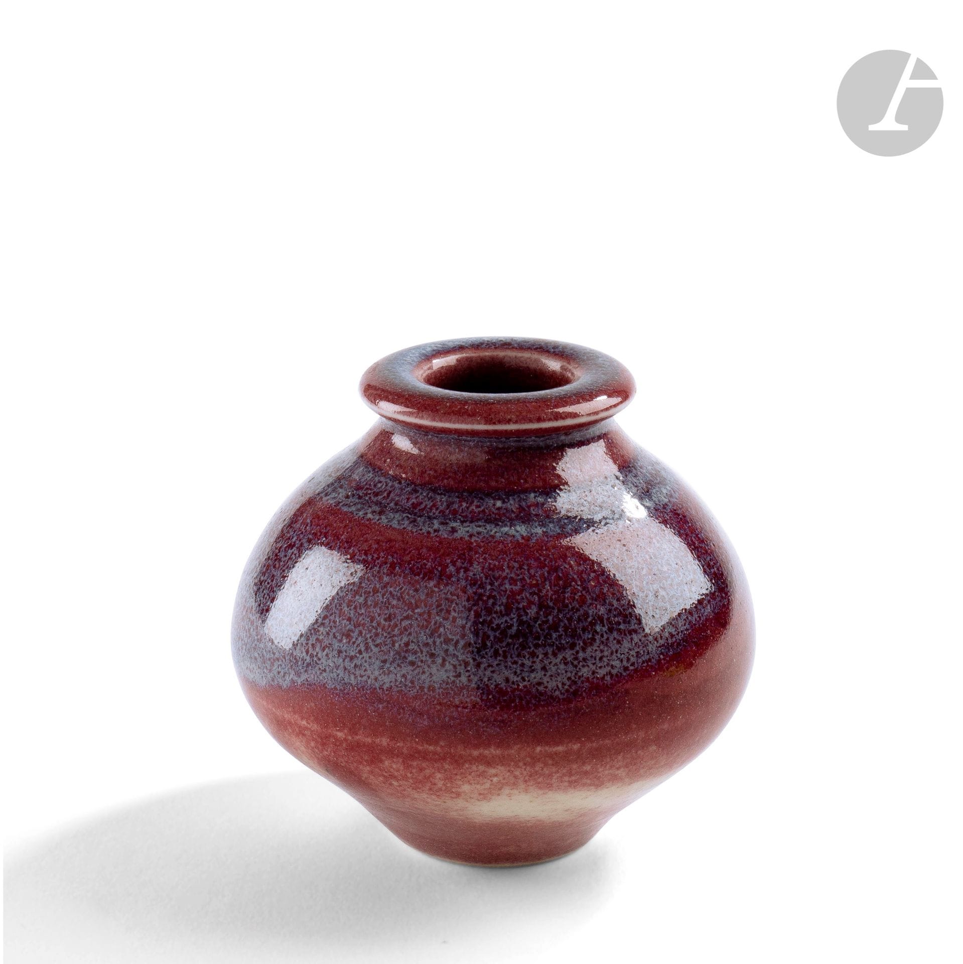 
Muguette RIVILLON (France, born in 1932)



Porcelain vase with red enamel decoration. Monogrammed under the base. H. 7 cm - D. 6 cm
