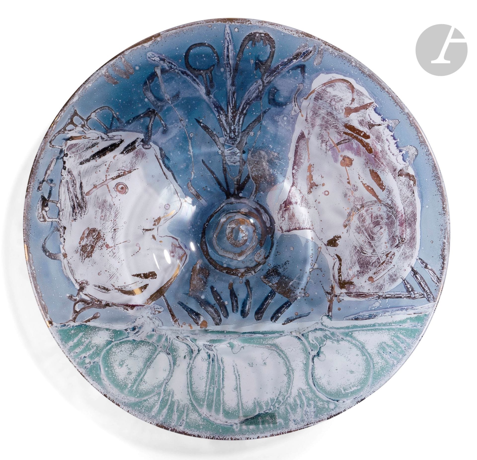 Jean-Paul VAN LITH (France, né en 1940)
Grand plat en verre à décor de visages bleu, vert et or. Signé et daté 1990 dans le décor. D. 43 cm