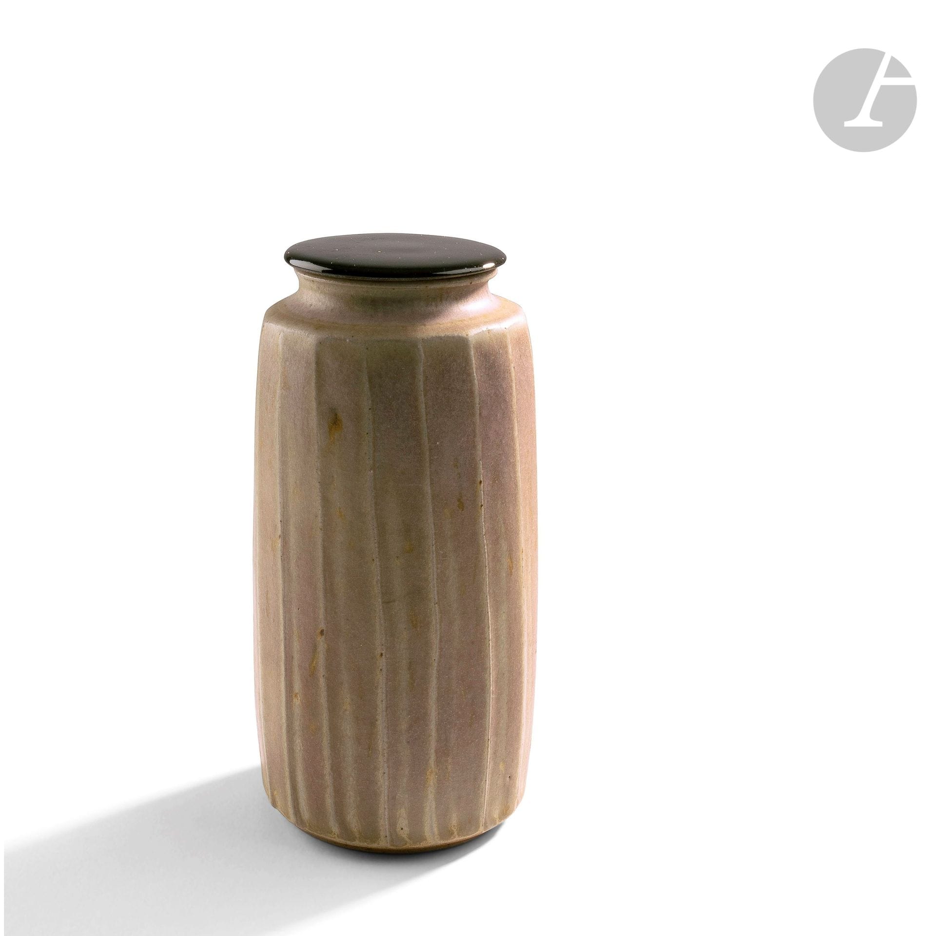 Denis GOUDENHOOFT (France, né en 1948) 
Vase à couvercle noir à décor de cannelures verticales, émaillé beige avec des nuances de rose mat. Pièce réalisée en 1981. Signé à l’oxyde sous la base. H. 18 cm - D. 9 cm