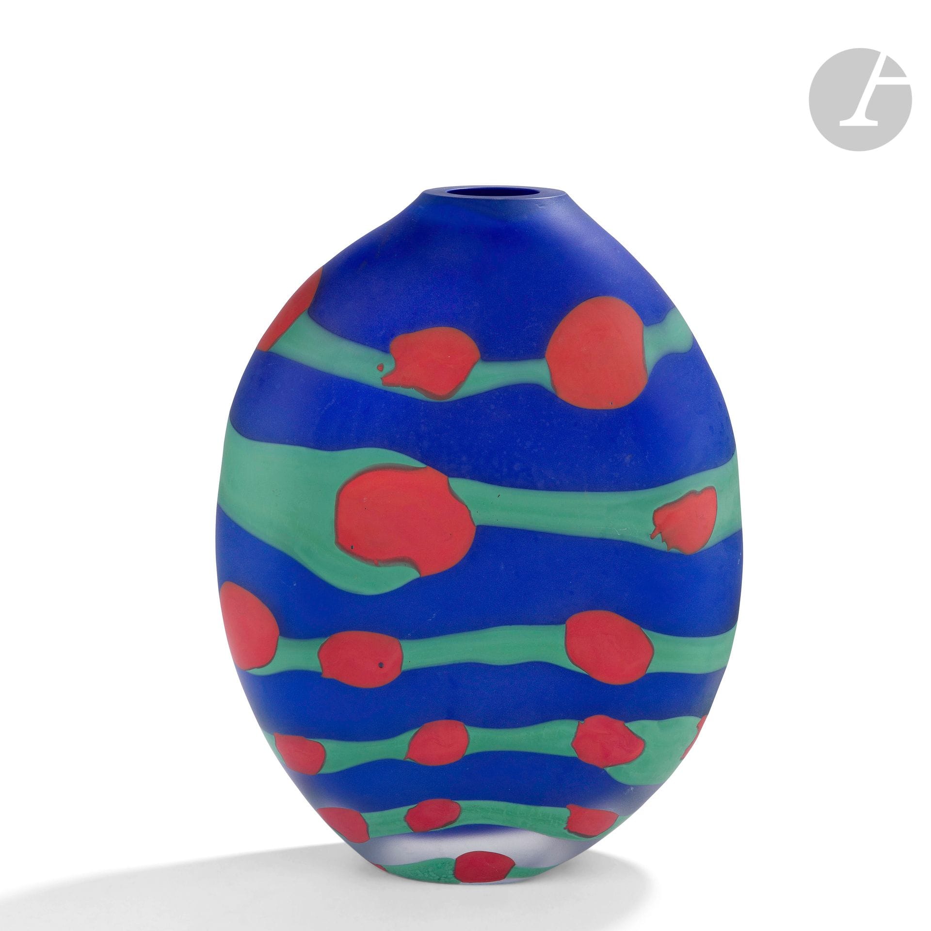 Jean-Luc GARCIN (France, born in 1954
) High flat vase in blown and sandblasted glass, with abstract decoration of red circles on blue background. Signed and dated 1990 on the base. H. 29 cm - L. 26 cm - D. 7 cm
