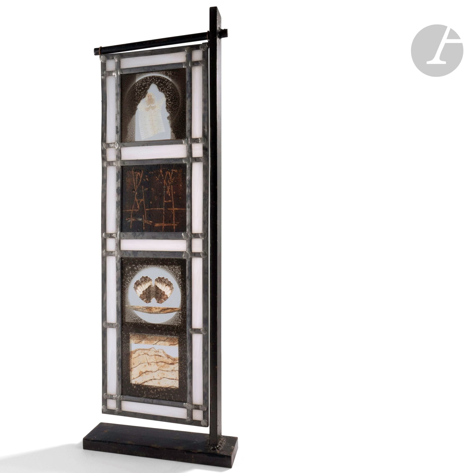 Florent CHABOISSIER (France, né en 1948) 
Vitrail contemporain à quatre décors indépendants, dans son cadre et sur un socle en métal. Réalisé en 1995. H. 51 cm - L. 15 cm
