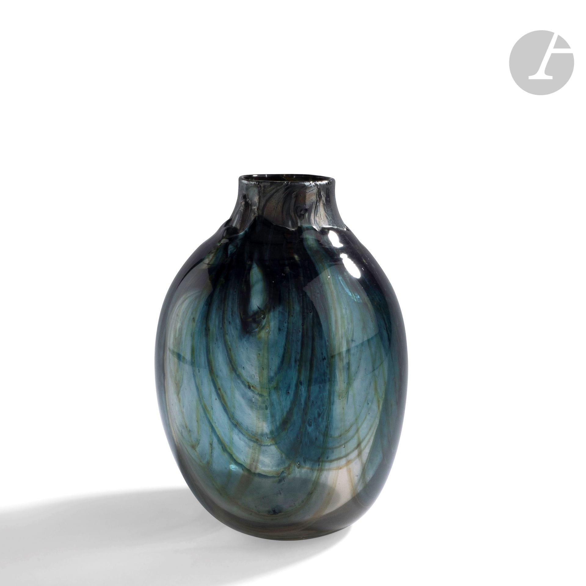 Claude MONOD (France, 1944-1990) 
Vase en verre clair soufflé, à décor d’émaux et oxydes de cuivre. Signé et daté 1987 sous la base. H. 18 cm - D. 13 cm